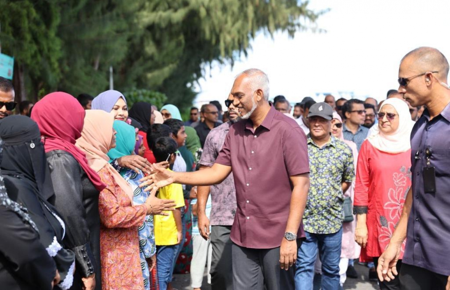 މޭޔަރު ކަމަށް ޕީއެންސީގެ ފަރާރުން ވާދަ ކުރައްވާ އާޒިމާ ޝުކޫރުގެ ކެމްޕެއިނަށް، ރައީސް. ޑރ. މުހައްމަދު މުއިއްޒު ވިލިމާލެއަށް.--