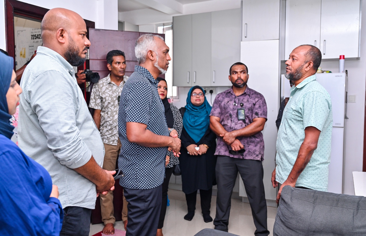 އާޒިމާ ޝަކޫރުގެ ކެމްޕެއިނަށް ބޭއްވެވި ބައްދަލުވުމަށްފަހު ރައީސް ޑރ. މުއިއްޒު، ހުޅުމާލެ މީހުންނާ ބައްދަލުކުރައްވަނީ -- ފޮޓޯ: ފަޔާޒް މޫސާ / މިހާރު