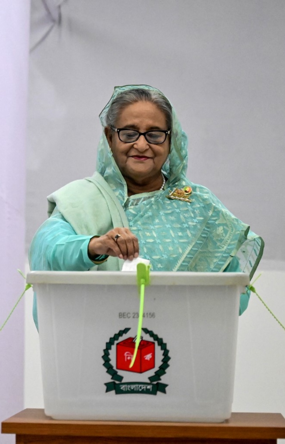 ބަންގްލާދޭޝްގެ އާންމު އިންތިހާބުގައި އެ ގައުމުގެ ބޮޑުވަޒީރު ޝައިހް ހަސީނާ މިއަދު ވޯޓު ދެއްވަނީ. -- ފޮޓޯ: އޭއެފްޕީ