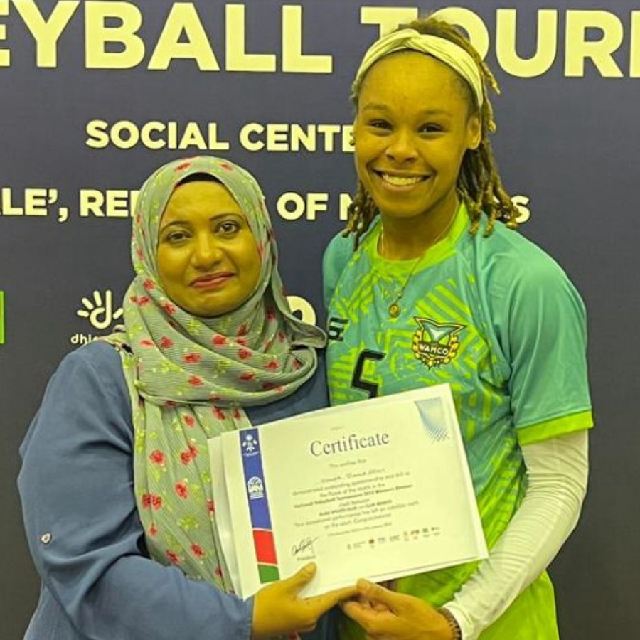 ވެމްކޯގެ ކީޝާ، މެޗުގެ މޮޅު ކުުންތެރިޔާއަށް ދޭ ސެޓްފިކެޓާ ހަވާލުވަނީ.-- ފޮޓޯ: ވީއޭއެމް