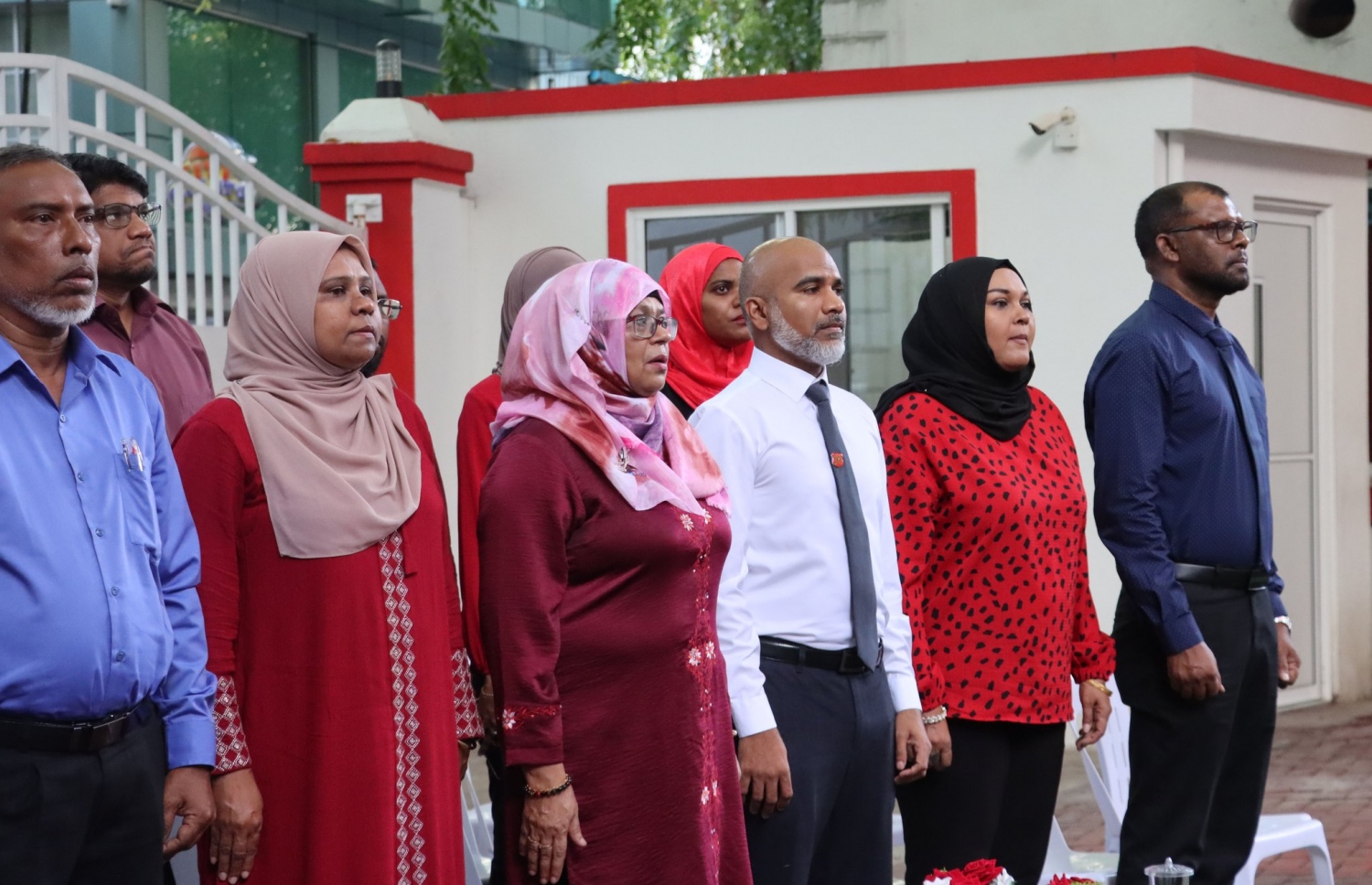 ދެ ވަނަ ޓާމުގެ ކިޔެވުން ފެށުށް މަޖީދިއްޔާ ސްކޫލުގައި މިއަދު ބޭއްވި އެސެމްބްލީގައި އެޑިޔުކޭޝަން މިނިސްޓަރު ޑރ. އިސްމާއިލް ޝަފީއު އަދި އެ މިނިސްޓްރީއާ ސްކޫލުގެ އިސްވެރިން ބައިވެރިވެވަޑައިގަންނަވަނީ-- ފޮޓޯ: އެޑިއުކޭޝަން މިނިސްޓްރީ