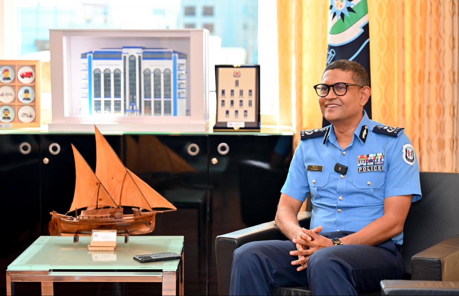 ޕޮލިސް ކޮމިޝަނަރު، ޝުޖާއު "މިހާރު" އަށް އިއްޔެ އިންޓަވިއު ދެއްވަނީ.-- ފޮޓޯ: ނިޝާން އަލީ/ މިހާރު