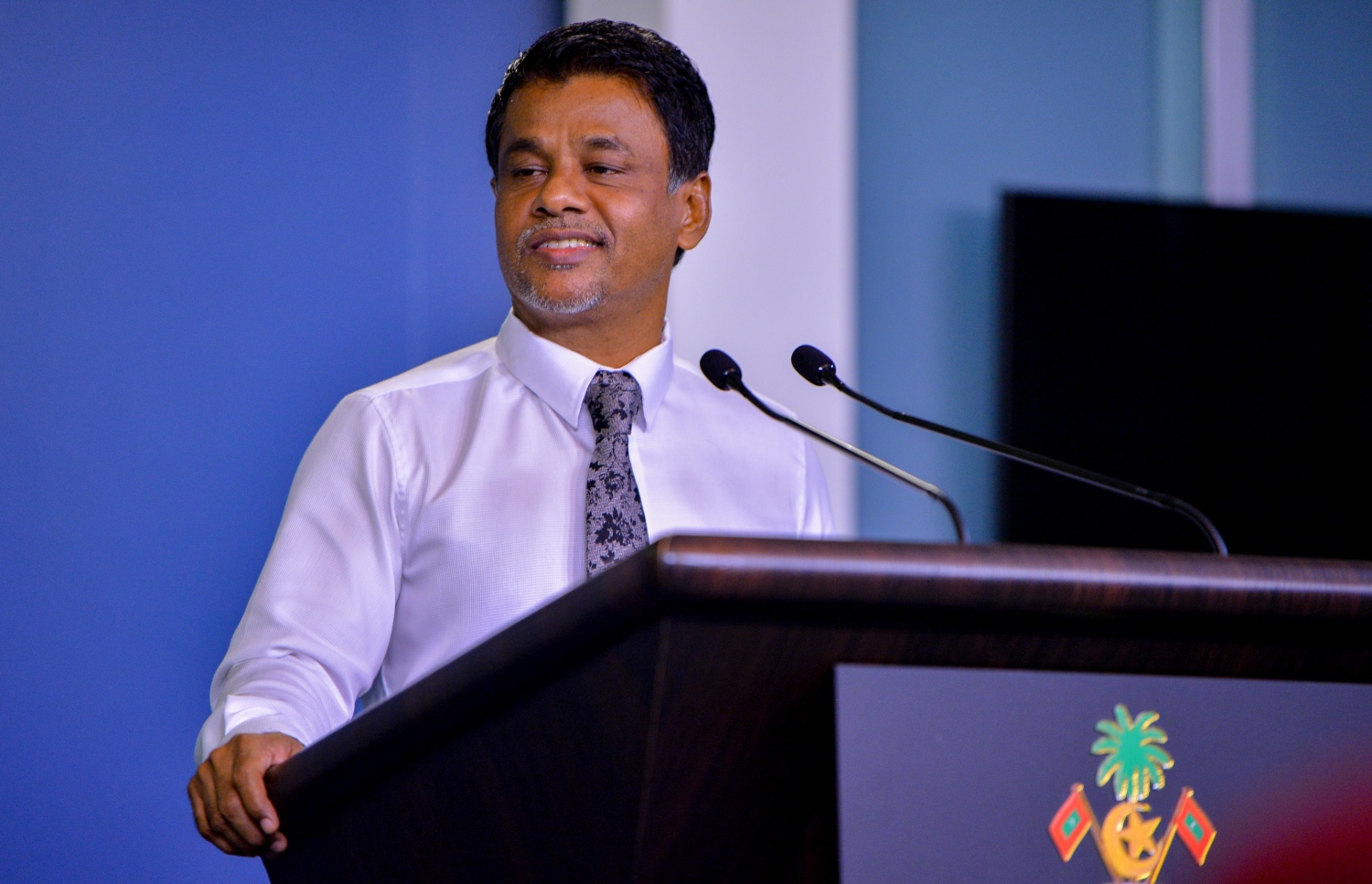 ރައީސް އޮފީހުން ކުރިން ބޭއްވި ޕްރެސް ކޮންފަރެންސެއްގައި އެ އޮފީހުގެ ޕްރިންސިޕަލް ސެކްރެޓަރީ ޓު ދަ ޕްރެޒިޑެންޓް އޮން ޕަބްލިކް ޕޮލިސީ އަބްދުﷲ ނާޒިމް އިބްރާހިމް ވާހަކަދައްކަވަނީ.-- ފޮޓޯ: ރައީސް އޮފީސް