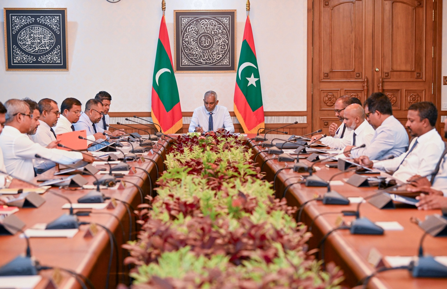 ރައީސް ޑރ. މުއިއްޒުގެ ކެބިނެޓު ބައްދަލުވުމެއް ކުރިއަށްދަނީ. -- ފޮޓޯ: ރައީސް އޮފީސް