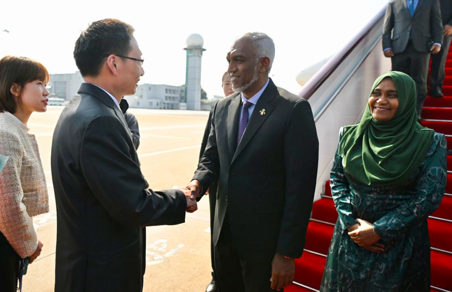 ރައީސް ޑރ. މުހައްމަދު މުއިއްޒު ޗައިނާ އަށް ވަޑައިގަތުމުން ޗައިނާ ސަރުކާރުގެ އިސް ބޭފުޅަކު އެމަނިކުފާނަށް މަރުހަބާ ދަންނަވާ ސަލާންކުރައްވަނީ.-- ފޮޓޯ: ރައީސް އޮފީސް