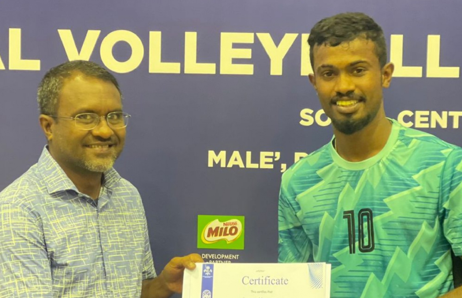 އާބަންކޯގެ ކަވިޝްކާ، މެޗުގެ މޮޅު ކުޅުންތެރިޔާއަށް ދޭ ސެޓްފިކެޓާ ހަވާލުވަނީ.-- ފޮޓޯ: ވީއޭއެމް