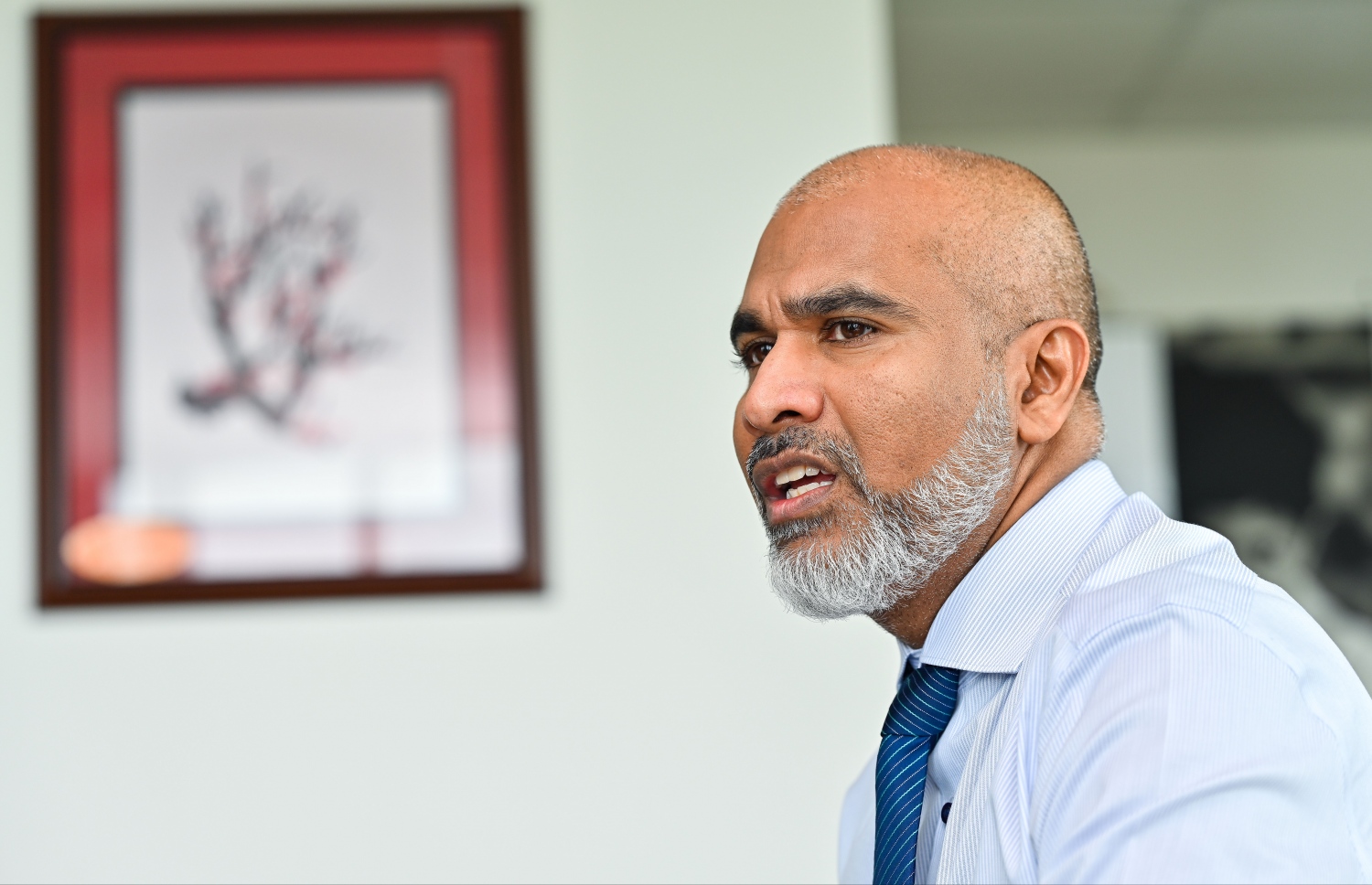 އެޑިއުކޭޝަން މިނިސްޓަރު އިސްމާއިލް ޝަފީއު "މިހާރު" އަށް އިއްޔެ އިންޓަވިއުދެއްވަނީ.-- ފޮޓޯ: ފަޔާޒު މޫސާ/ މިހާރު
