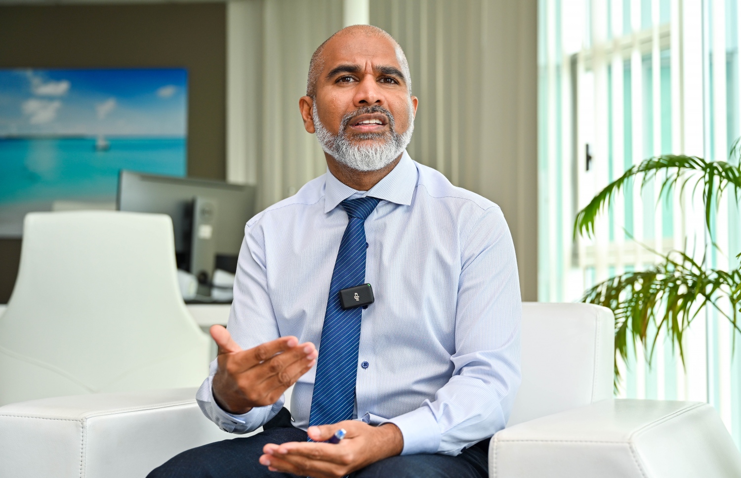 އެޑިއުކޭޝަން މިނިސްޓަރު ޑރ. ޝަފީއު، "މިހާރު" އަށް އިންޓަވިއު ދެއްވަނީ.-- ފޮޓޯ: ފަޔާޒު މޫސާ | މިހާރު