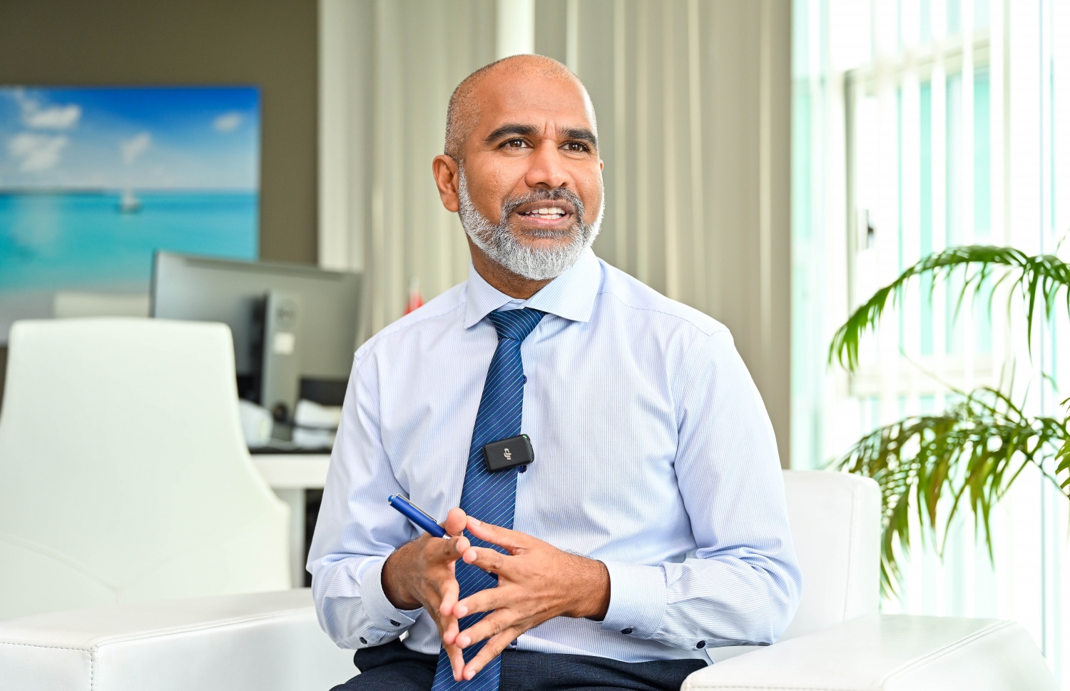 އެޑިއުކޭޝަން މިނިސްޓަރު ޑރ. ޝަފީއު، "މިހާރު" އަށް ދެއްވި އިންޓަވިއުއެއްގައި.-- ފޮޓޯ: ފަޔާޒު މޫސާ/ މިހާރު