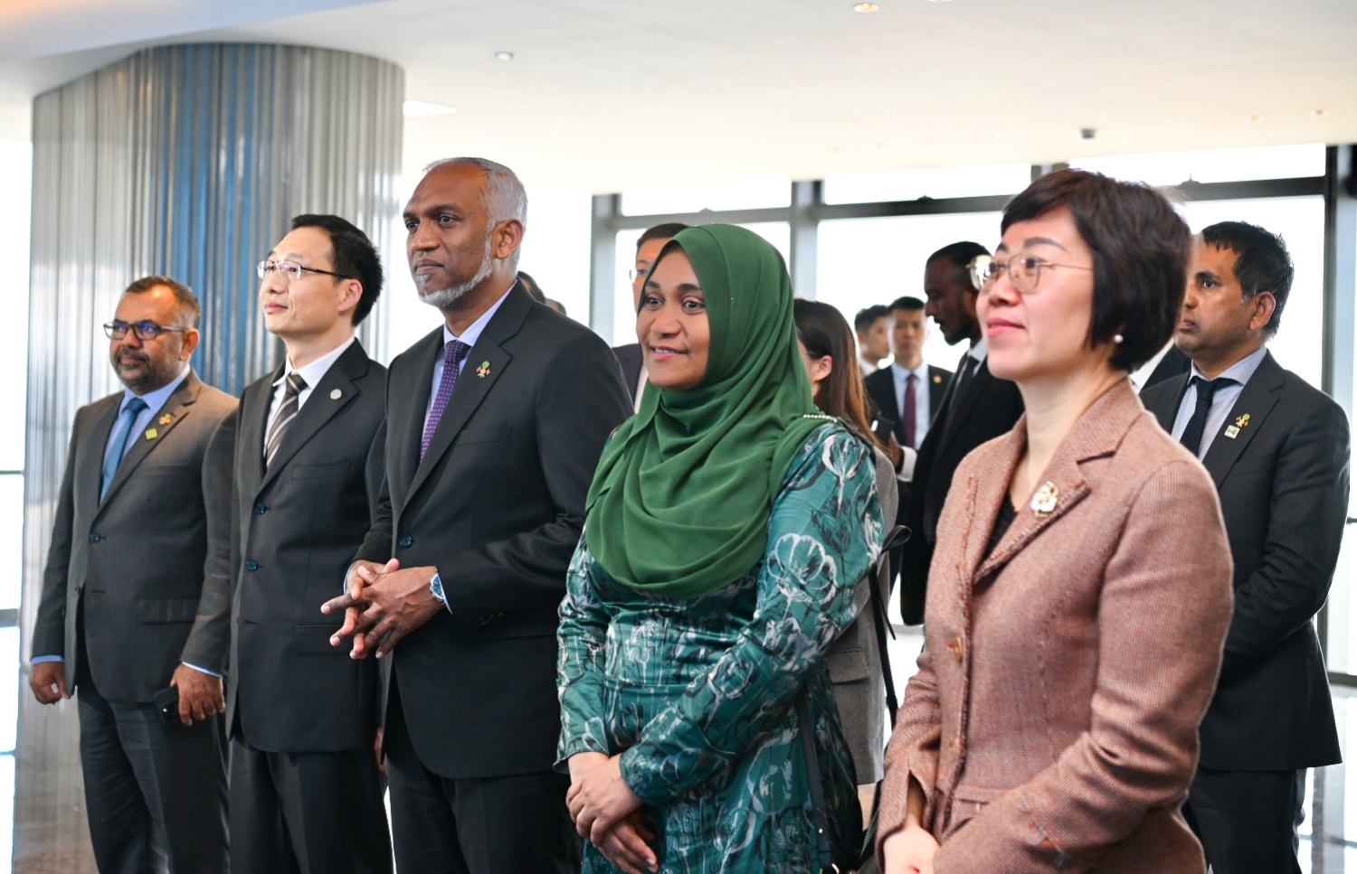 ރައީސް ޑރ. މުހައްމަދު މުއިއްޒުގެ ދެކަނބަލުން ޗައިނާ އަށް ކުރައްވާ ރަސްމީ ދަތުރުފުޅުގައި ޗައިނާގެ ފޫޖިއާން ޕްރޮވިންސްގެ ޝިއަމެން ފްރީޓްރޭޑް ޒޯނަށް ޒިޔާރަތްކުރެއްވާ ބައްލަވާ ލައްވަނީ.-- ފޮޓޯ: ރައީސް އޮފީސް