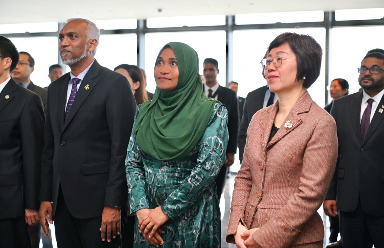 ރައީސް ޑރ. މުހައްމަދު މުއިއްޒުގެ ދެކަނބަލުން ޗައިނާ އަށް ކުރައްވާ ރަސްމީ ދަތުރުފުޅުގައި ޗައިނާގެ ފޫޖިއާން ޕްރޮވިންސްގެ ޝިއަމެން ފްރީޓްރޭޑް ޒޯނަށް ޒިޔާރަތްކުރެއްވާ ބައްލަވާ ލައްވަނީ.-- ފޮޓޯ: ރައީސް އޮފީސް