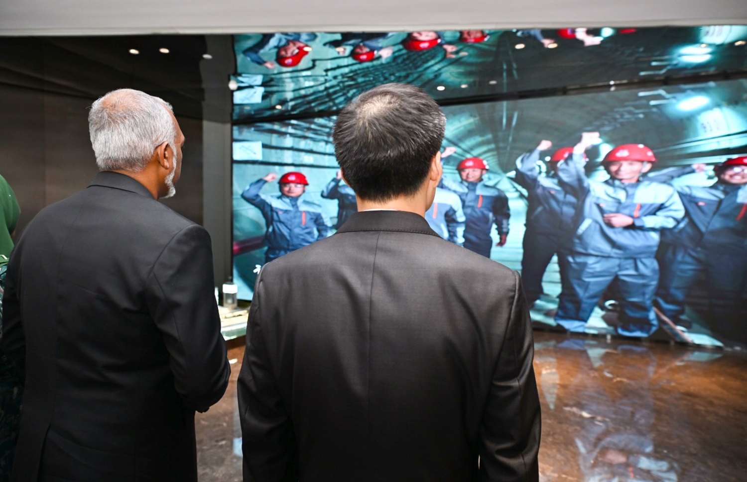 ރައީސް ޑރ. މުހައްމަދު މުއިއްޒުގެ ދެކަނބަލުން ޗައިނާ އަށް ކުރައްވާ ރަސްމީ ދަތުރުފުޅުގައި ޗައިނާގެ ފޫޖިއާން ޕްރޮވިންސްގެ ޝިއަމެން ފްރީޓްރޭޑް ޒޯނަށް ޒިޔާރަތްކުރެއްވާ ބައްލަވާ ލައްވަނީ.-- ފޮޓޯ: ރައީސް އޮފީސް