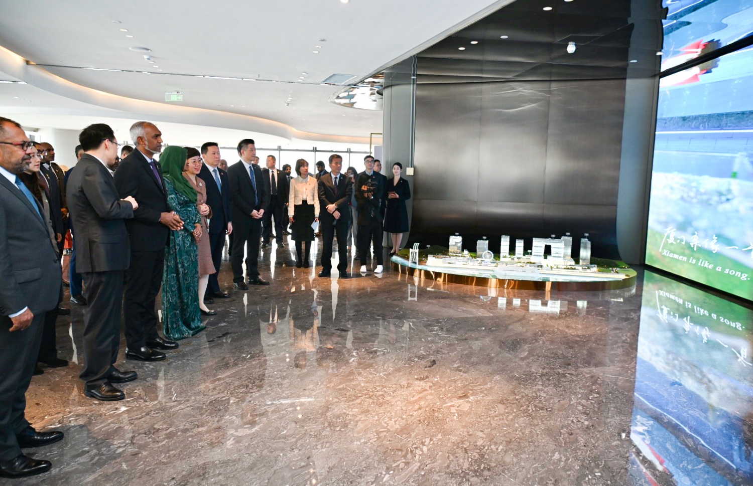 ރައީސް ޑރ. މުހައްމަދު މުއިއްޒުގެ ދެކަނބަލުން ޗައިނާ އަށް ކުރައްވާ ރަސްމީ ދަތުރުފުޅުގައި ޗައިނާގެ ފޫޖިއާން ޕްރޮވިންސްގެ ޝިއަމެން ފްރީޓްރޭޑް ޒޯނަށް ޒިޔާރަތްކުރެއްވާ ބައްލަވާ ލައްވަނީ.-- ފޮޓޯ: ރައީސް އޮފީސް