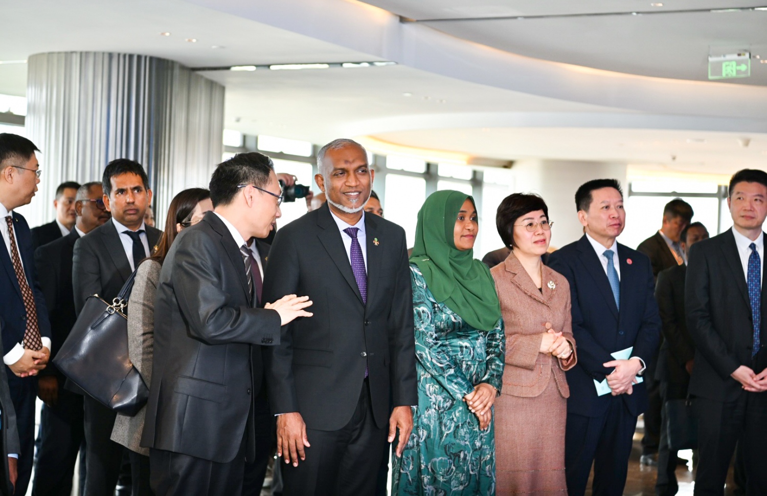 ރައީސް ޑރ. މުހައްމަދު މުއިއްޒުގެ ދެކަނބަލުން ޗައިނާ އަށް ކުރައްވާ ރަސްމީ ދަތުރުފުޅުގައި ޗައިނާގެ ފޫޖިއާން ޕްރޮވިންސްގެ ޝިއަމެން ފްރީޓްރޭޑް ޒޯނަށް ޒިޔާރަތްކުރެއްވާ ބައްލަވާ ލައްވަނީ.-- ފޮޓޯ: ރައީސް އޮފީސް