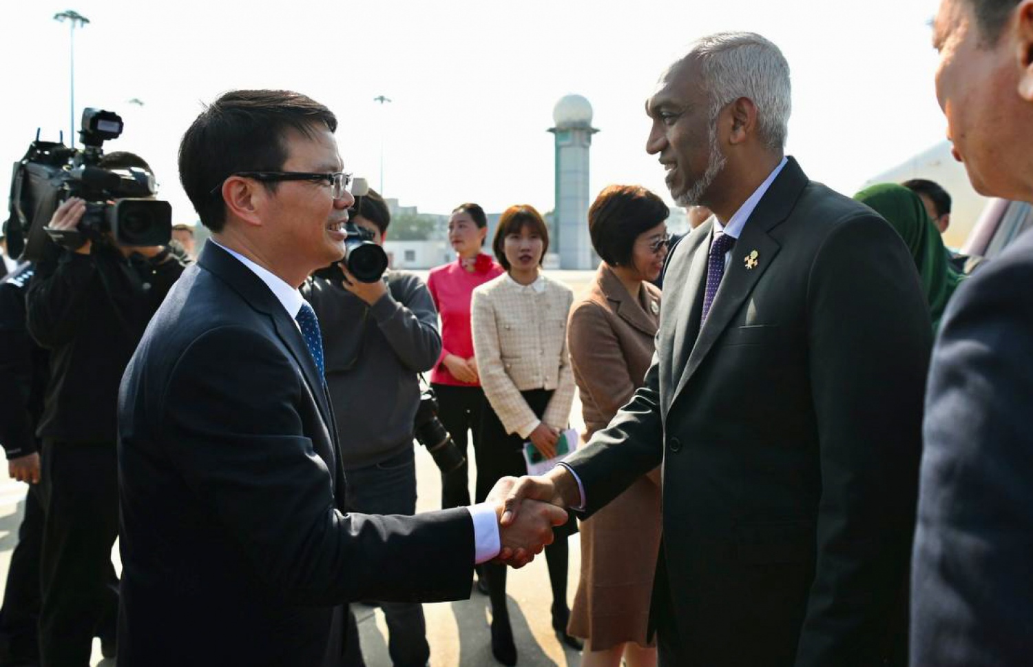 ރައީސް ޑރ. މުހައްމަދު މުއިއްޒުގެ ދެކަނބަލުން ޗައިނާ އަށް ކުރައްވާ ރަސްމީ ދަތުރުފުޅުގައި ޗައިނާ އަށް ވަޑައިގަތުމުން އެމަނިކުފާނަށް މަރުހަބާ ދަންނަވަނީ.-- ފޮޓޯ: ރައީސް އޮފީސް