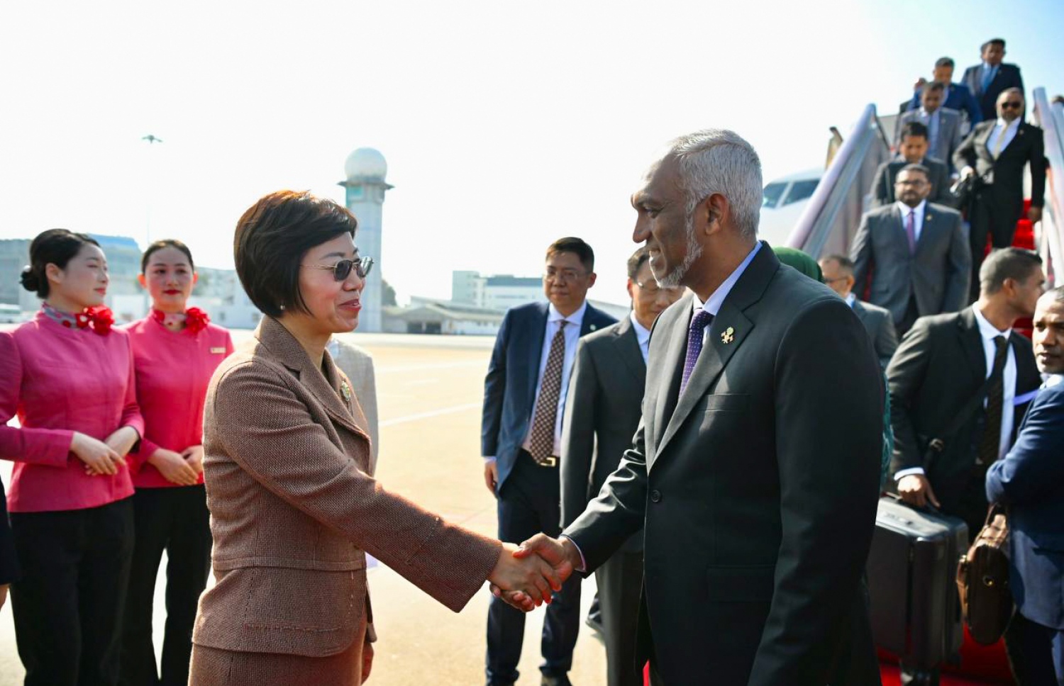 ރައީސް ޑރ. މުހައްމަދު މުއިއްޒުގެ ދެކަނބަލުން ޗައިނާ އަށް ކުރައްވާ ރަސްމީ ދަތުރުފުޅުގައި ޗައިނާ އިން ރައީސް އަށް މަރުހަބާ ދަންނަވަނީ.-- ފޮޓޯ: ރައީސް އޮފީސް