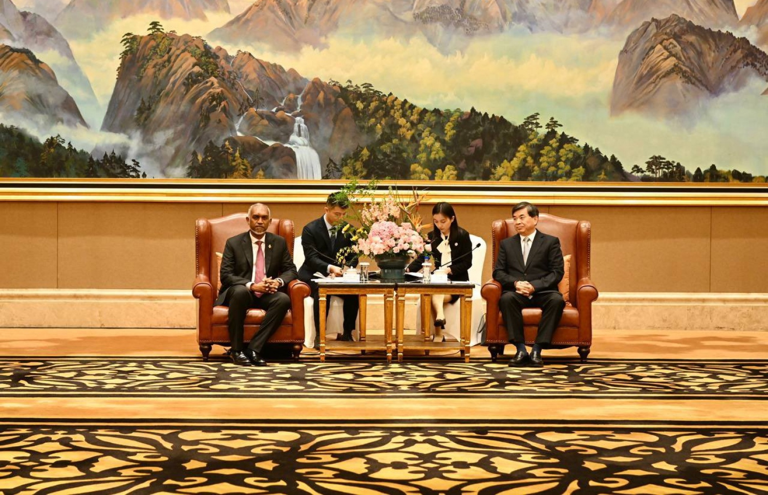 ރައީސް ޑރ. މުހައްމަދު މުއިއްޒުގެ ދެކަނބަލުން ޗައިނާ އަށް މިހާރު ކުރައްވަމުން ގެންދަވާ ފުރަމާނަ ދަތުރުފުޅުގައި ފުޖިއަން ޕްރޮވިންސްގެ ލީޑަރުންނާ އެކު ބޭއްވި ބެންކުއަޓްގައި ބައިވެރިވެވަޑައިގަންނަވަނީ.-- ފޮޓޯ: ރައީސް އޮފީސް