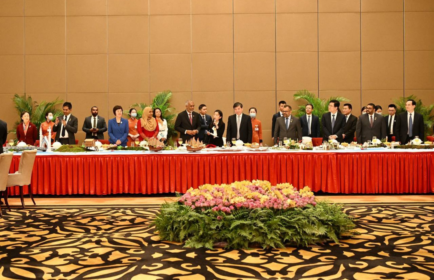 ރައީސް ޑރ. މުހައްމަދު މުއިއްޒުގެ ދެކަނބަލުން ޗައިނާ އަށް މިހާރު ކުރައްވަމުން ގެންދަވާ ފުރަމާނަ ދަތުރުފުޅުގައި ފުޖިއަން ޕްރޮވިންސްގެ ލީޑަރުންނާ އެކު ބޭއްވި ބެންކުއަޓްގައި ބައިވެރިވެވަޑައިގަންނަވަނީ.-- ފޮޓޯ: ރައީސް އޮފީސް