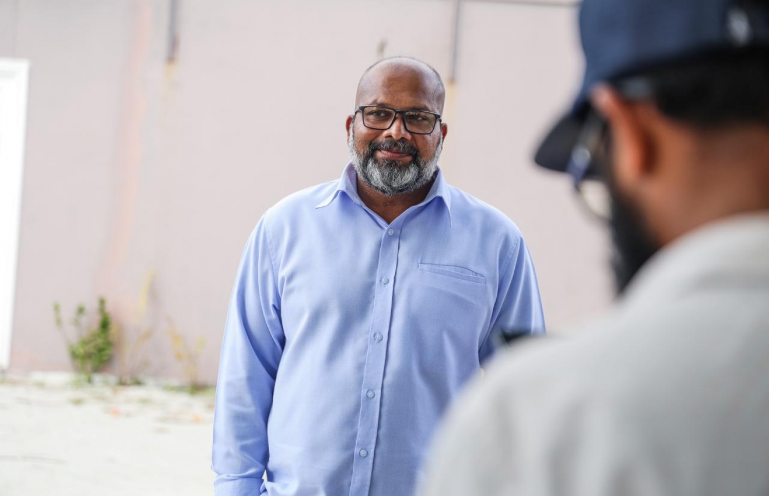 ރާއްޖޭގައި ޓެރަރިޒަމް މަނާކުރާ ގާނޫނުގެ ދަށުން ކ. ހިންމަފުށީގައި ހަދާފައިވާ ނޭޝަނަލް ރީއިންޓެގްރޭޝަން ސެންޓަރު (އެންއާރުސީ)ގެ ޑިރެކްޓާ ޖެނެރަލް އަންވަރު ނައީމް ނޫސްވެރިންނާ ވާހަކަދައްކަވަނީ.-- ފޮޓޯ: އަރީހު / ދެން އެމްވީ