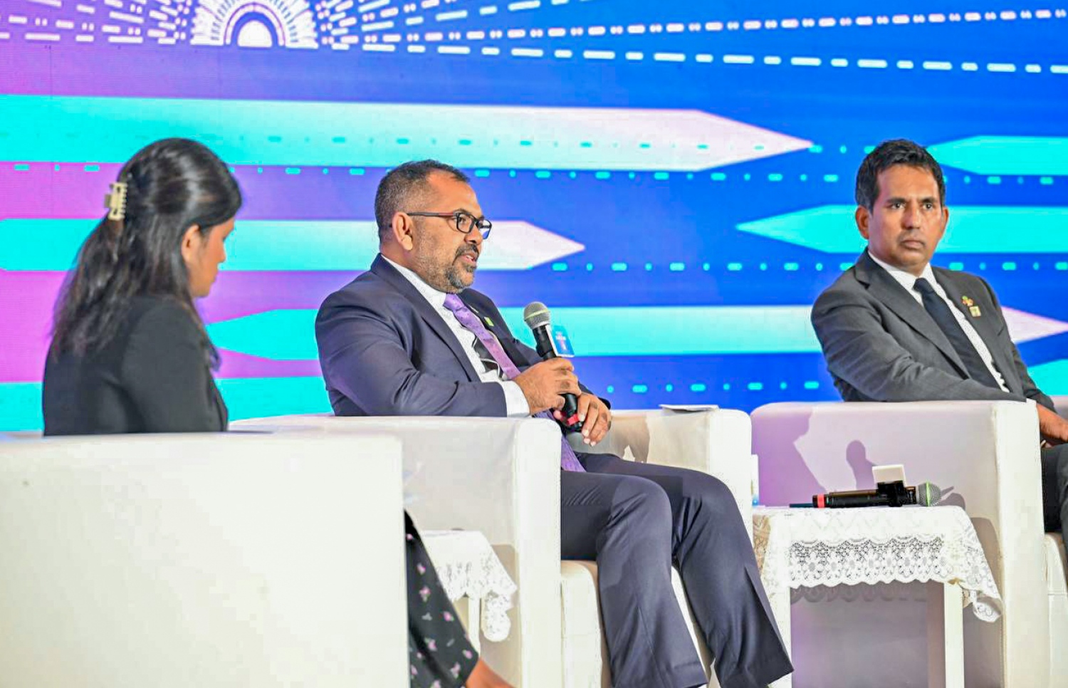 ރާއްޖެއިން އިންތިޒާމު ކޮށްގެން ޗައިނާގައި މިއަދު ބޭއްވި ބިޒްނަސް ފޯރަމްގައި ރާއްޖޭގެ ފޮރިން މިނިސްޓަރު މޫސާ ޒަމީރު ވާހަކަ ދައްކަވަނީ.-- ފޮޓޯ: ރައީސް އޮފީސް