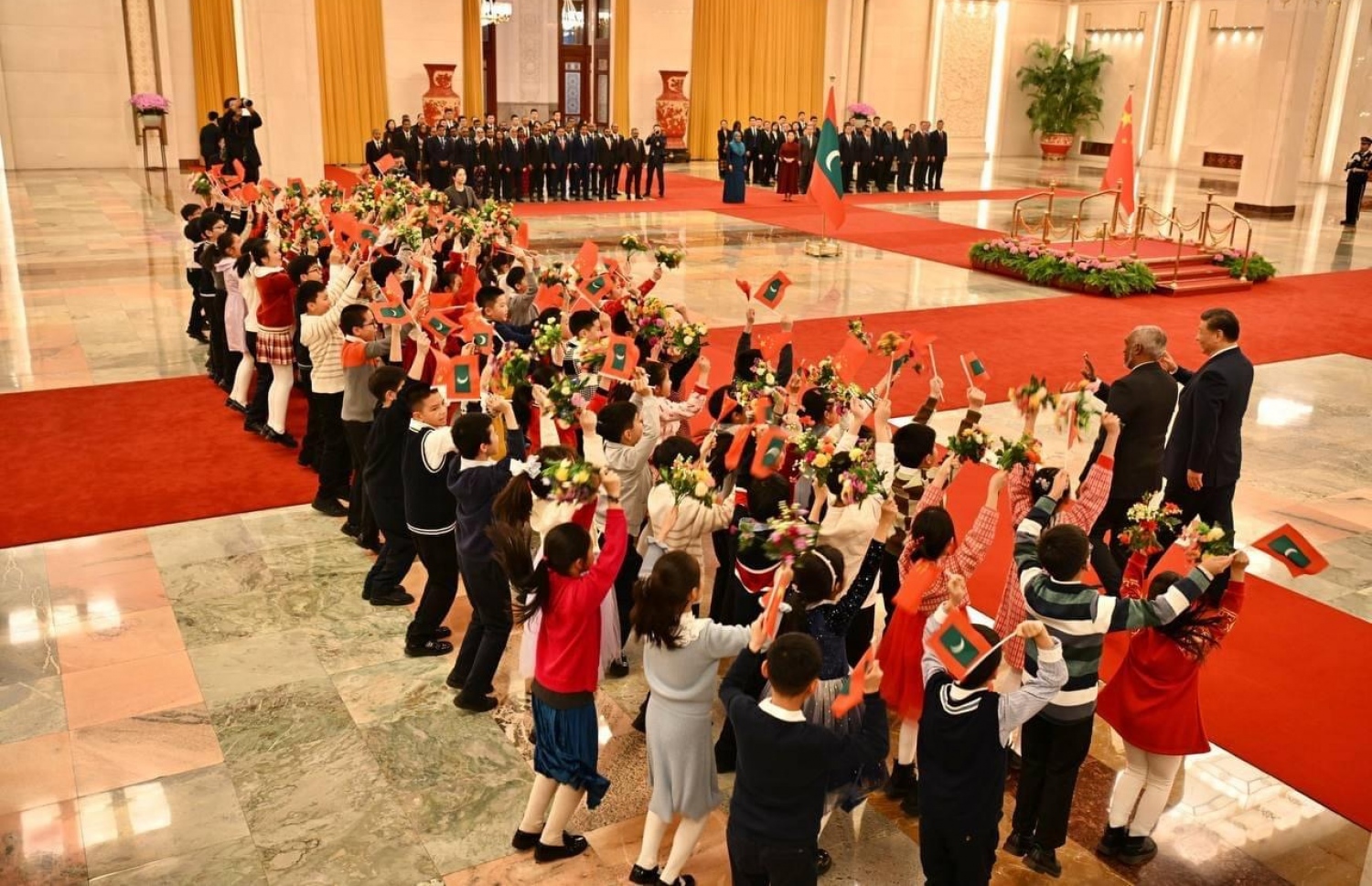 ރާއްޖެ އާއި ޗައިނާގެ ދިދަ ހިފައިގެން ތިބި ކުދިންތަކެއް ރައީސް މުއިއްޒަށް މިއަދު މަރުހަބާ ކިޔަނީ.