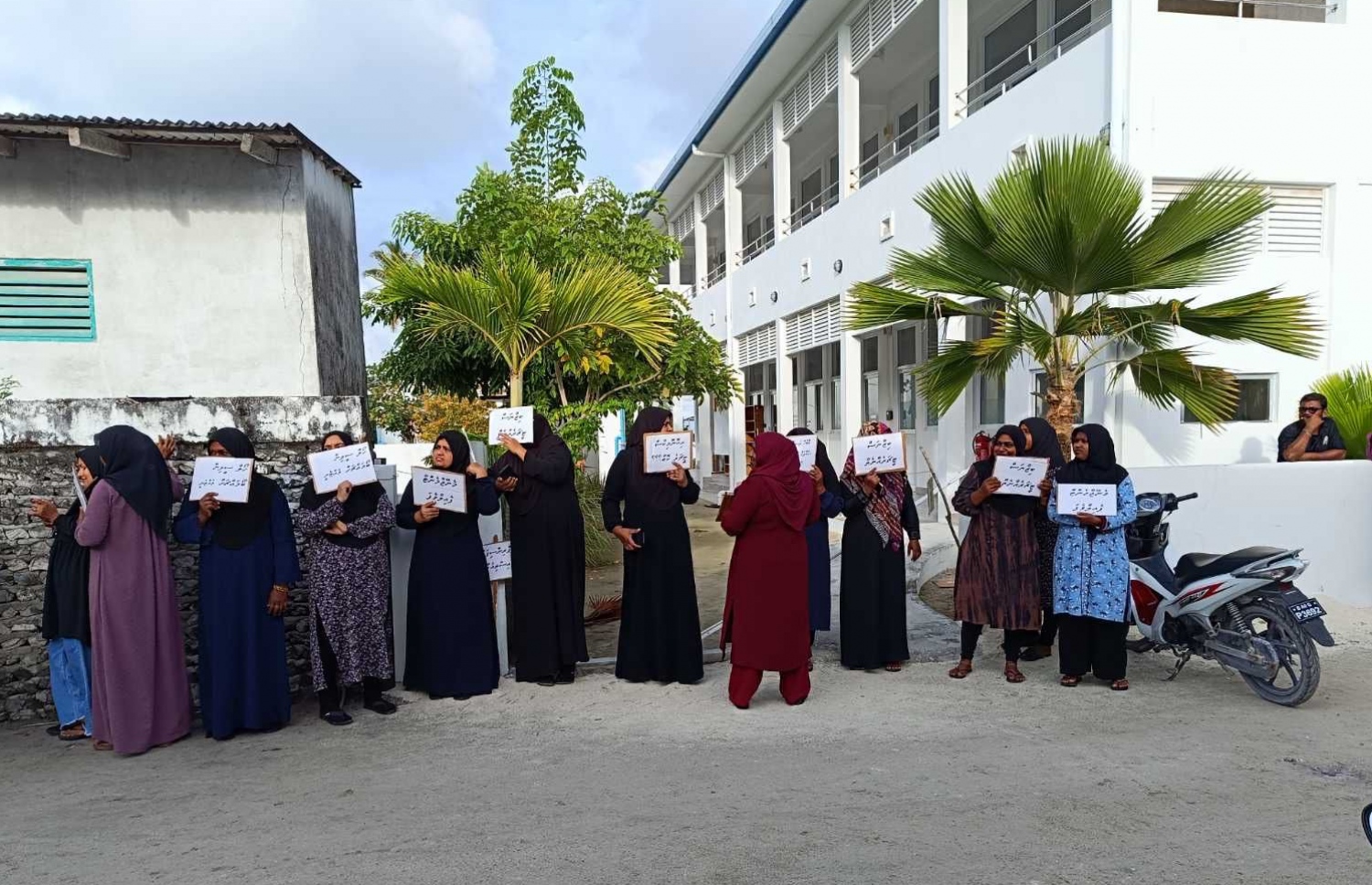 ދަނބިދޫ ބެލެނިވެރިން އިއްޔެ ސްކޫލު ކައިރީ މުޒާހަރާ ކުރަނީ.-- ފޮޓޯ: ކައުންސިލް