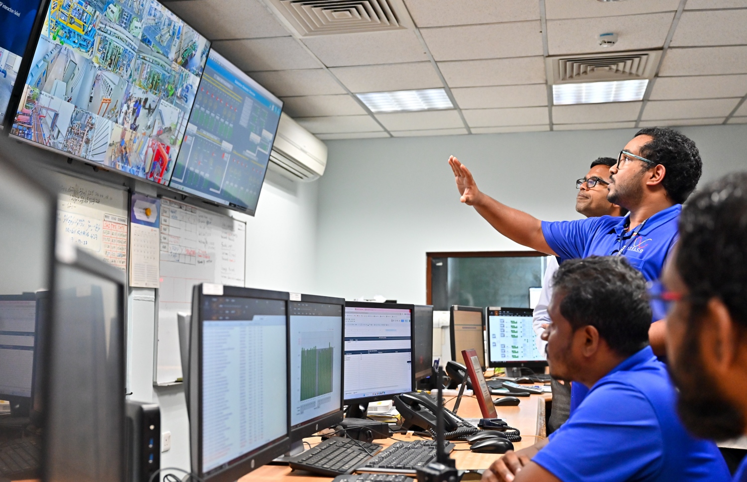 ސްޓެލްކޯގެ މުވައްޒަފުންތަކެއް. ކަރަންޓު ބިލު ކުޑަ ކުރުމަށް އޭސީ ބޭނުން ކުރުމުގައި ބައެއް ކަންކަން ބަދަލުކުރަން ޖެހޭ -- ފޮޓޯ: ނިޝާން އަލީ / މިހާރު