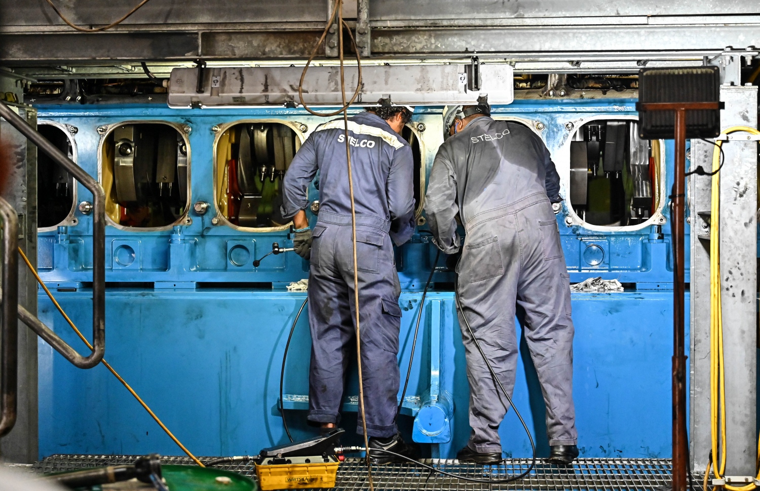 ސްޓެލްކޯގެ ޓެކްނީޝަނުންތަކެއް އިންޖީނު ބައެއް މަސައްކަތްތައް ކުރަނީ --- ފޮޓޯ: ނިޝާން އަލީ / މިހާރު