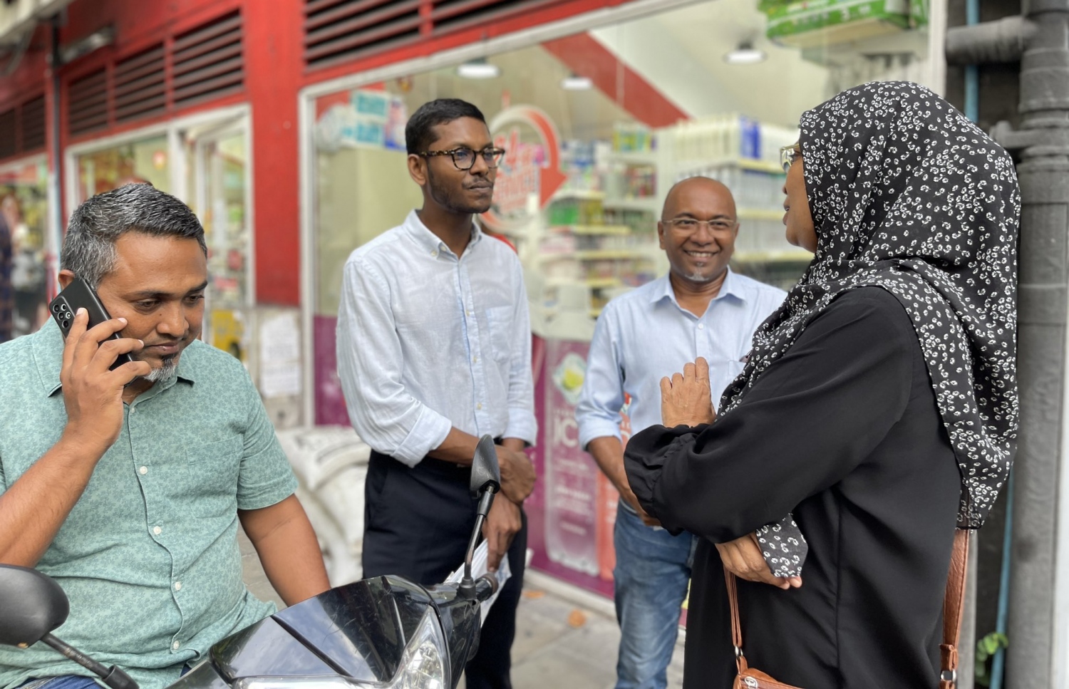 ސައިފްގެ ކެމްޕޭންގައި މީހަކާ ވާހަކަ ދައްކަވަނީ.