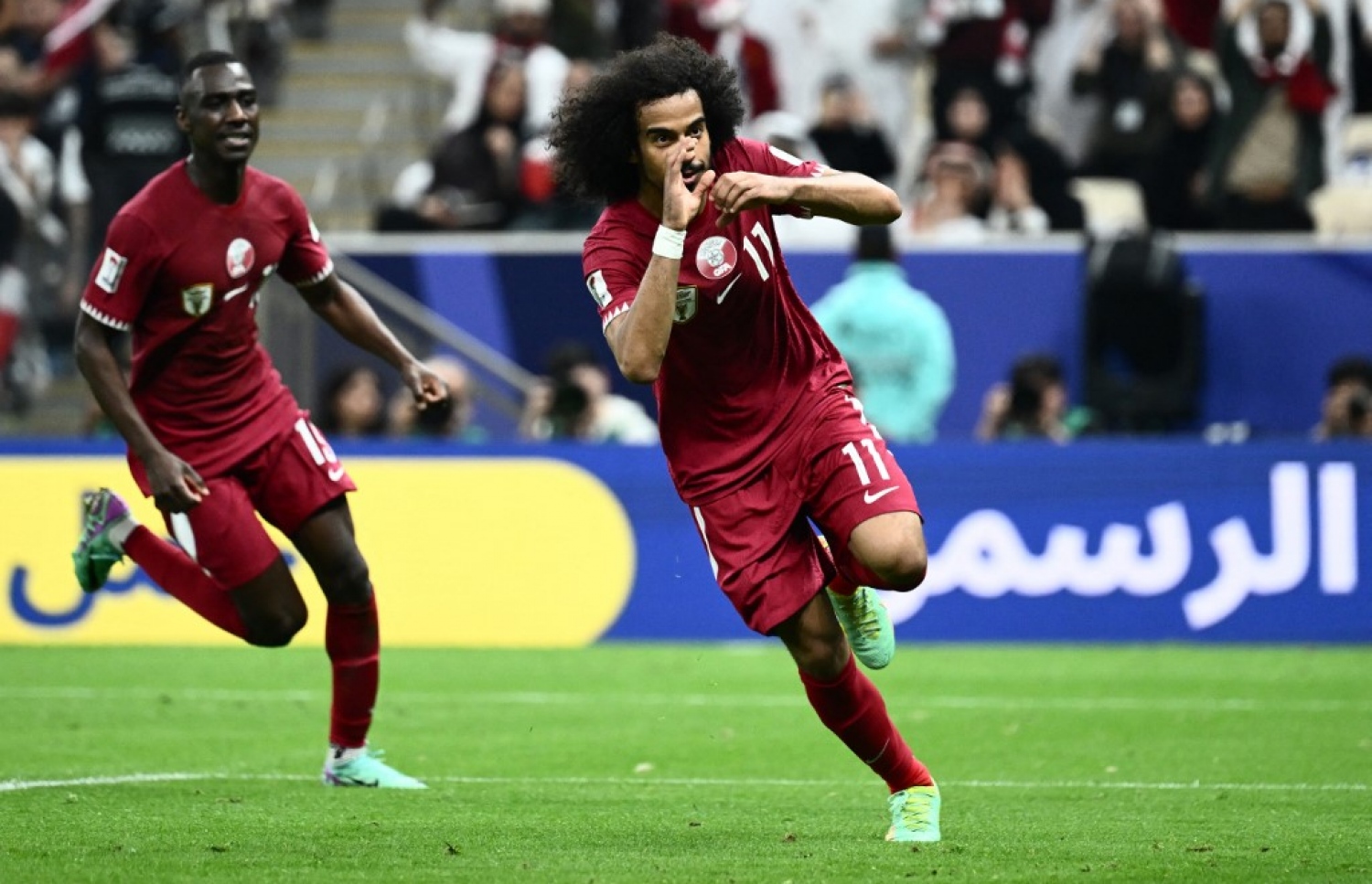 އަފީފް، ގަތަރަށް ގޯލެއް ޖަހައިދިނުމަށް ފަހު އުފާފާލު ކުރަނީ، އޭނާ ވަނީ މެޗުގައި ދެ ގޯލު ޖަހައިފަ.-- ފޮޓޯ: އޭއެފްޕީ