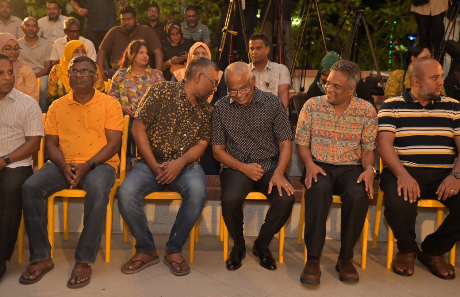 އާޒިމް މާލޭގެ މޭޔަރުކަން ކާމިޔާބު ކުރެއްވުމާ ގުޅިގެން މާލޭގެ ރައްޔިތުންނަށް ޝުކުރު އަދާ ކުރެއްވުމަށް ސަލްޓަން ޕާކުގައި ބޭއްވި އެ ޕާޓީގެ މެމްބަރުން ބައިވެރިވަނީ.-- ފޮޓޯ: އެމްޑީޕީ