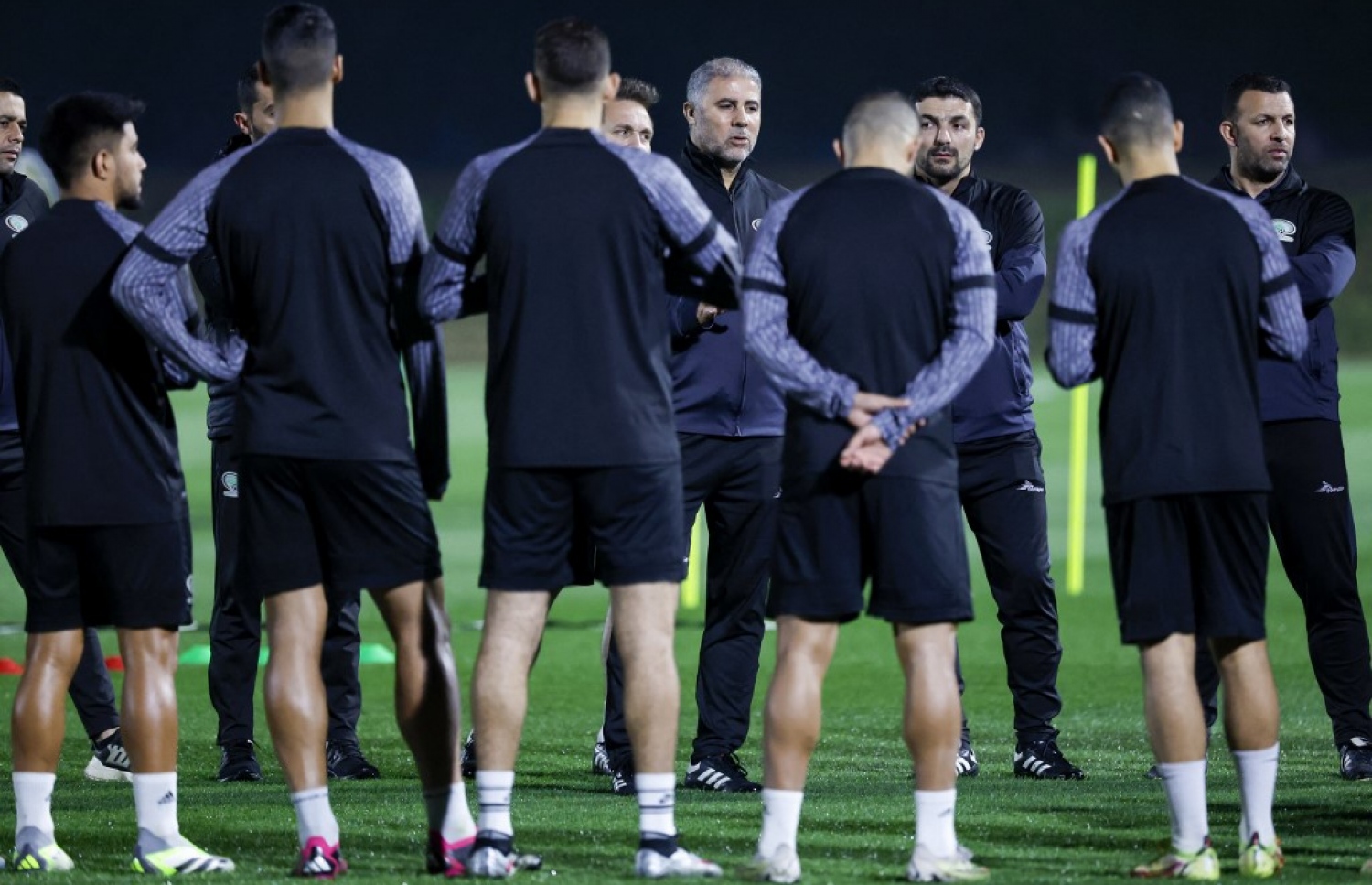 ފަލަސްތީނުގެ ކޯޗު، ފަރިތަކުރުންތަކުގައި ކުޅުންތެރިންނަށް އިރުޝާދުދެނީ.-- ފޮޓޯ: އޭއެފްޕީ