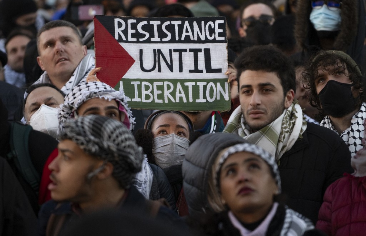 އިޒްރޭލުން ފަލަސްތީނުގެ ޣައްޒާއަށް ހަމަލާ ދޭތާ 100 ދުވަސް ވުމާ ދިމާކޮށް އެމެރިކާގެ ވައިޓް ހައުސް ކައިރީގައި އިއްޔެ މުޒާހަރާކޮށް، ހަމަލާތައް ހުއްޓާލުމަށް ގޮވާލައި އަޑު އުފުލަނީ. -- ފޮޓޯ: އޭއެފްޕީ