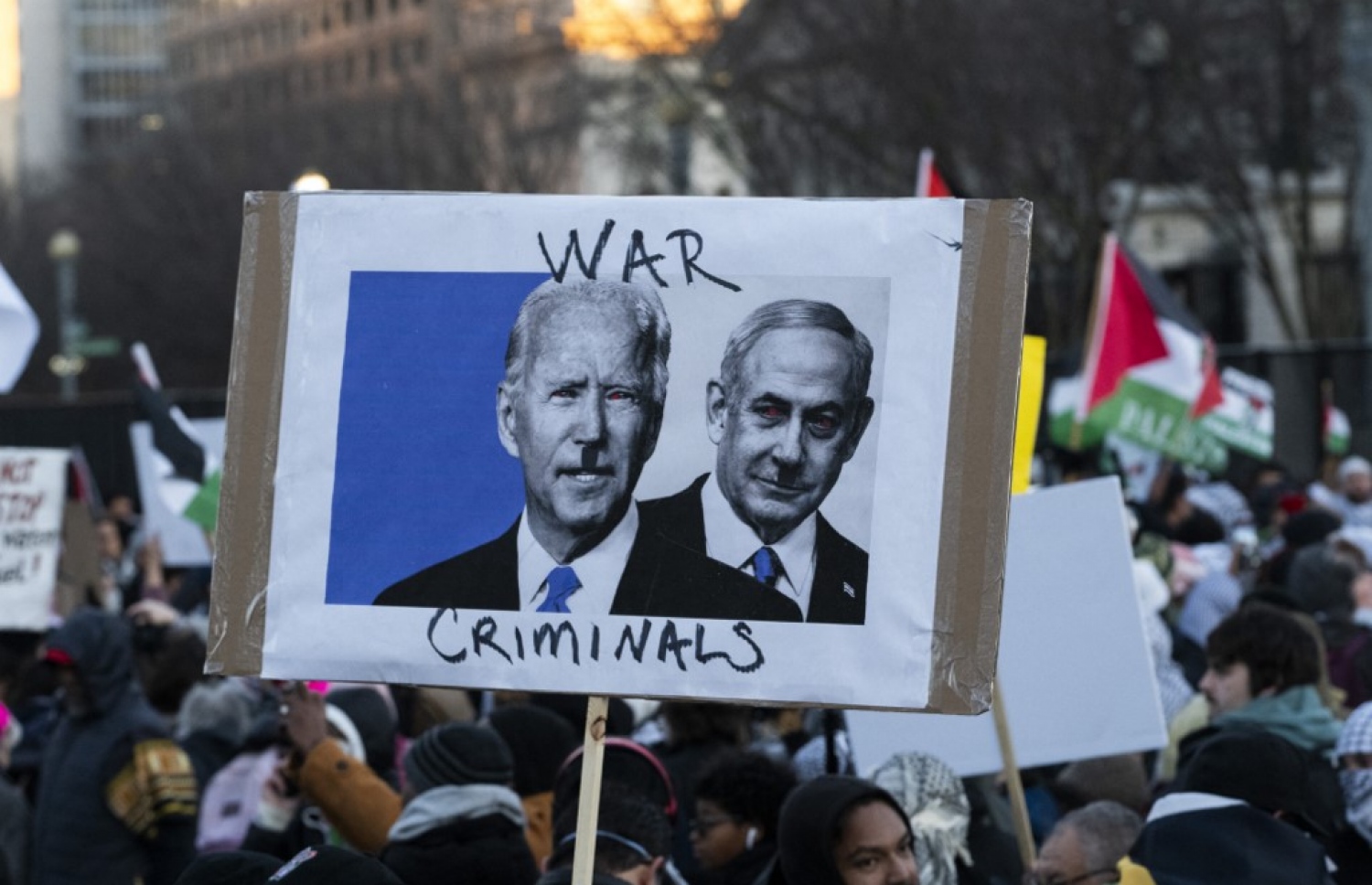 އިޒްރޭލުން ފަލަސްތީނުގެ ޣައްޒާއަށް ހަމަލާ ދޭތާ 100 ދުވަސް ވުމާ ދިމާކޮށް އެމެރިކާގެ ވައިޓް ހައުސް ކައިރީގައި އިއްޔެ މުޒާހަރާކޮށް، ހަމަލާތައް ހުއްޓާލުމަށް ގޮވާލައި އަޑު އުފުލި އިރު އިޒްރޭލާއި އެމެރިކާގެ ވެރިން ހަނގުރާމައިގެ ކުށްވެރިންގެ ގޮތުގައި ދައްކަނީ. -- ފޮޓޯ: އޭއެފްޕީ