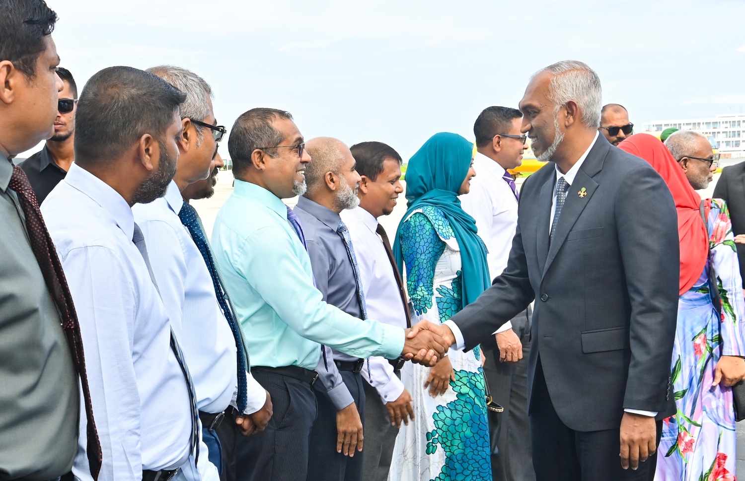 ރައީސް ޑރ. މުއިއްޒު، ހެލްތު މިނިސްޓަރު ހަލީލާ ސަލާމްކުރައްވަނީ.-- ފޮޓޯ: ރައީސް އޮފީސް