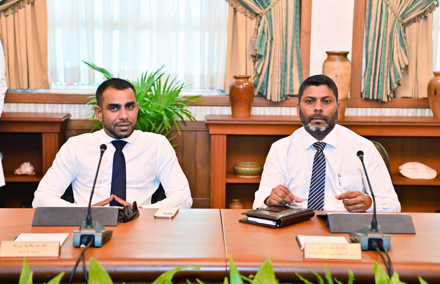 އިއްޔެ ބޭއްވި ކެބިނެޓްގެ ބައްދަލުވުމުގައި ޓޫރިޒަމް މިނިސްޓަރު ފައިސަލް (ވ) އާއި ސްޕޯޓްސް މިނިސްޓަރު ރާފިއު: ފައިސަލް ވިދާޅުވީ، މިއީ ރާއްޖޭގެ ޓޫރިޒަމް ކުރިއެރުވުމަށް އެންމެން ގުޅެން ޖެހޭ ވަގުތު ކަމަށް.