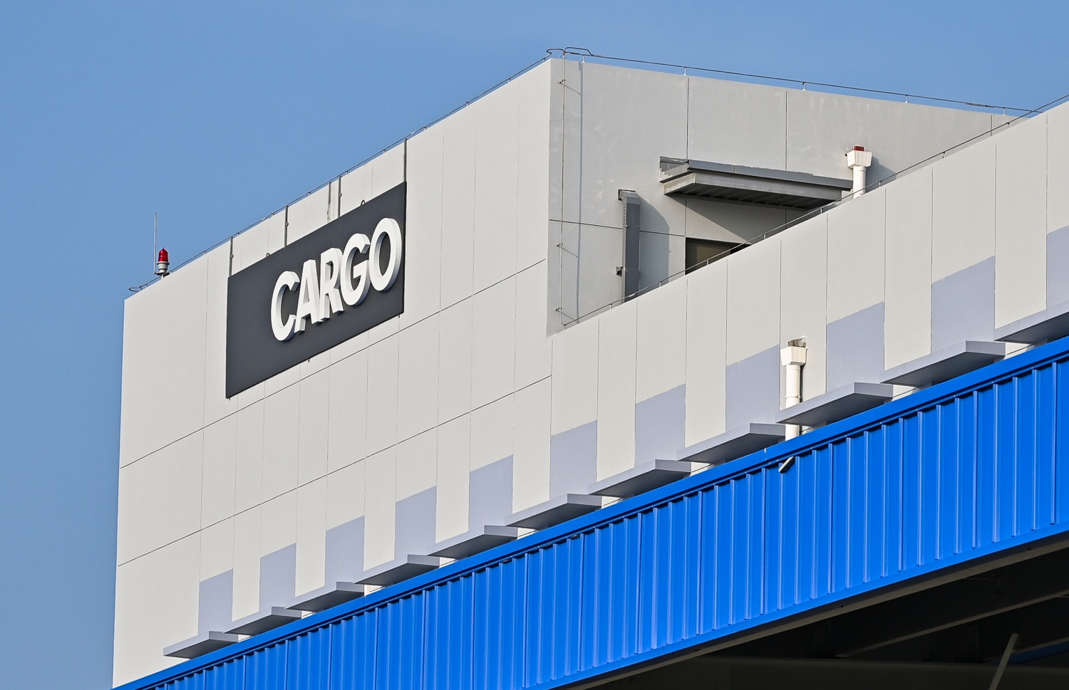 އާ ކާގޯ ޓާމިނަލް އިމާރާތް، އަލަށް ހުޅުވި ކާގޯ ޓާމިނަލްގައި މުވައްޒަފުންނާއި ކާގޯގެ ހިދުމަތް ހޯދާ ފަރާތްތަކަށް ހާއްސަކޮށް ތިން ބުރީގެ އޮފީސް އިމާރާތެއް ހަދާފައިވާއިރު، މި ތަނުގައި އެއާލައިން ކާގޯ އަދި ކާގޯ ބްރޯކަރުނަށް ހާއްސަ 55 އޮފީސް ވަނީ ގާއިމް ކޮށްފައި-- ފޮޓޯ: ނިޝާން އަލީ/ މިހާރު