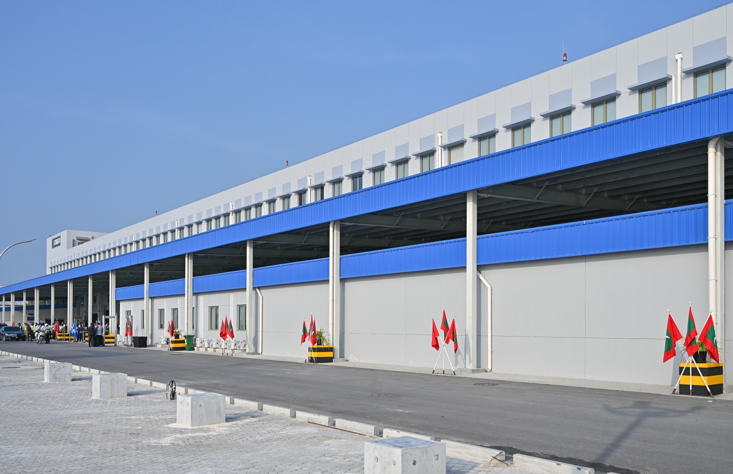 އާ ކާގޯ ޓާމިނަލް އިމާރާތް، އަލަށް ހުޅުވި ކާގޯ ޓާމިނަލްގައި މުވައްޒަފުންނާއި ކާގޯގެ ހިދުމަތް ހޯދާ ފަރާތްތަކަށް ހާއްސަކޮށް ތިން ބުރީގެ އޮފީސް އިމާރާތެއް ހަދާފައިވާއިރު، މި ތަނުގައި އެއާލައިން ކާގޯ އަދި ކާގޯ ބްރޯކަރުނަށް ހާއްސަ 55 އޮފީސް ވަނީ ގާއިމް ކޮށްފައި-- ފޮޓޯ: ނިޝާން އަލީ/ މިހާރު