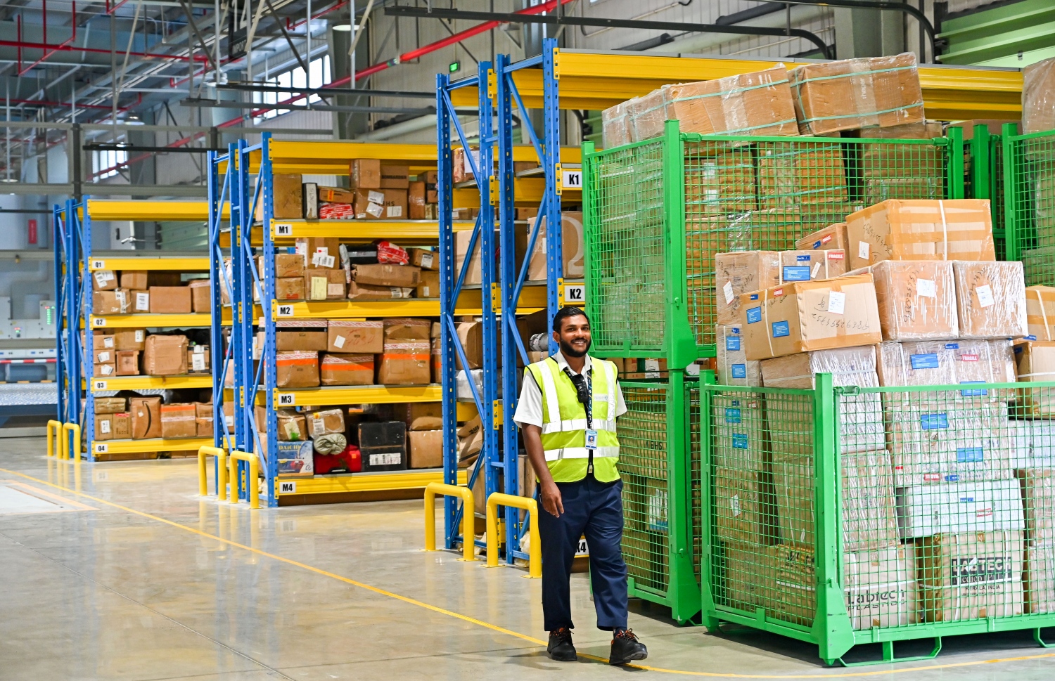 އާ ކާގޯ ޓާމިނަލް ހުޅުވައިދެއްވުމަށްފަހު ރައީސް ޑރ. މުހައްމަދު މުއިއްޒު އެ ތަން ބައްލަވާލަނީ -- ފޮޓޯ: ނިޝާން އަލީ/ މިހާރު