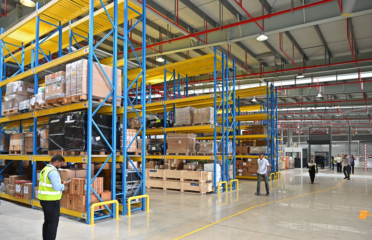 އާ ކާގޯ ޓާމިނަލް ހުޅުވައިދެއްވުމަށްފަހު ރައީސް ޑރ. މުހައްމަދު މުއިއްޒު އެ ތަން ބައްލަވާލަނީ -- ފޮޓޯ: ނިޝާން އަލީ/ މިހާރު