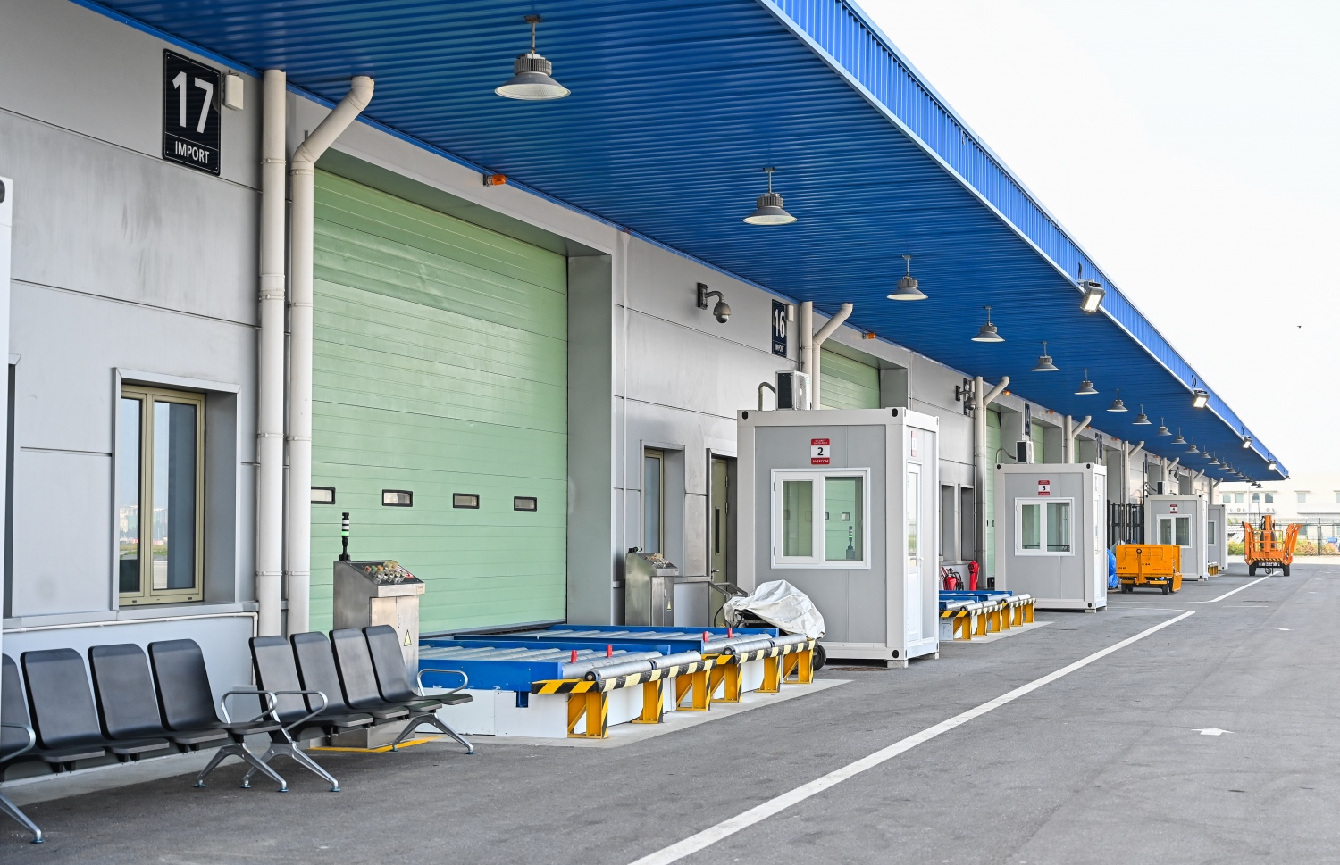 އާ ކާގޯ ޓާމިނަލް އިމާރާތް، އަލަށް ހުޅުވި ކާގޯ ޓާމިނަލްގައި މުވައްޒަފުންނާއި ކާގޯގެ ހިދުމަތް ހޯދާ ފަރާތްތަކަށް ހާއްސަކޮށް ތިން ބުރީގެ އޮފީސް އިމާރާތެއް ހަދާފައިވާއިރު، މި ތަނުގައި އެއާލައިން ކާގޯ އަދި ކާގޯ ބްރޯކަރުނަށް ހާއްސަ 55 އޮފީސް ވަނީ ގާއިމް ކޮށްފައި-- ފޮޓޯ: ނިޝާން އަލީ/ މިހާރު