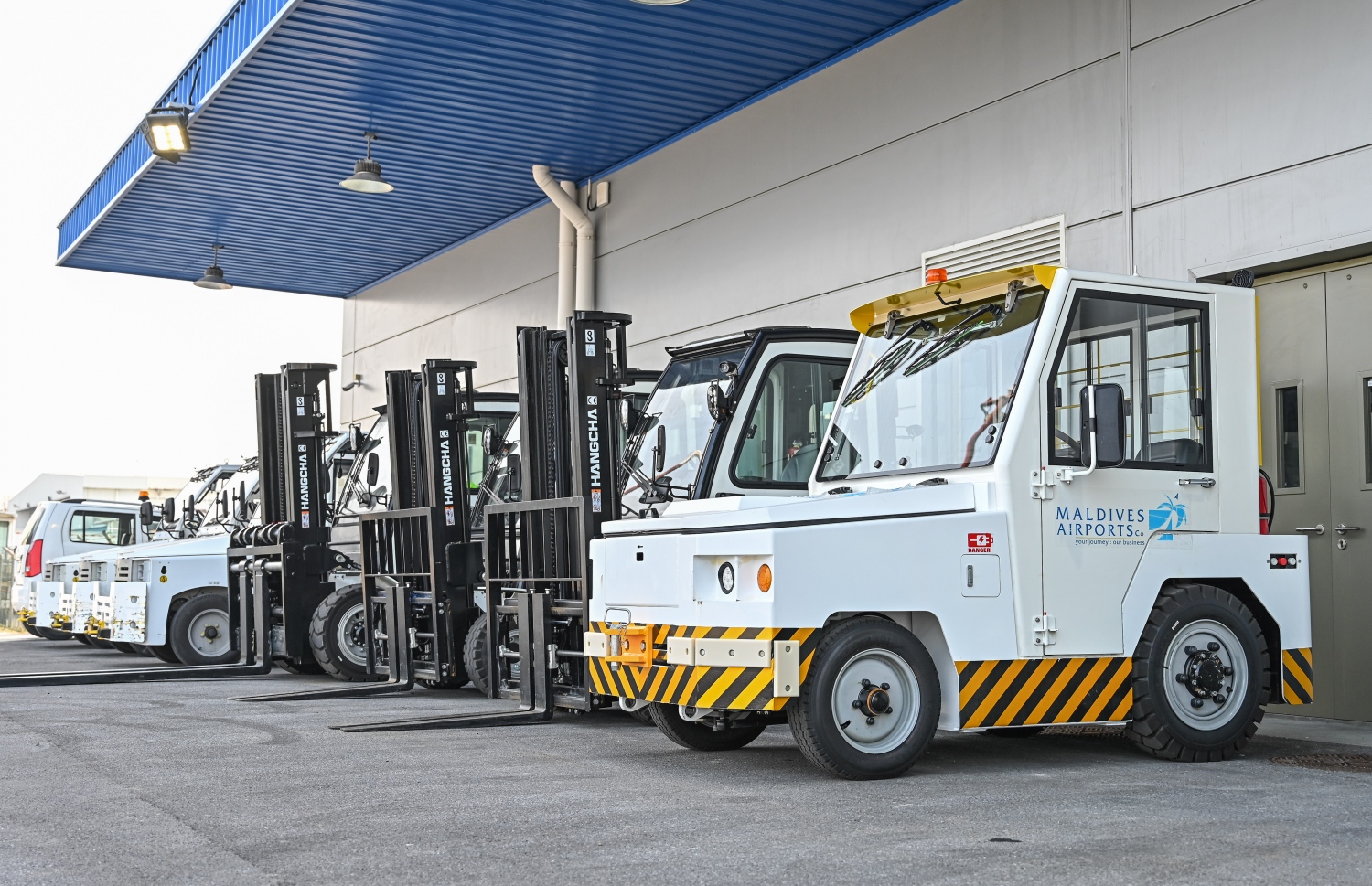 އާ ކާގޯ ޓާމިނަލް އިމާރާތް، އަލަށް ހުޅުވި ކާގޯ ޓާމިނަލްގައި މުވައްޒަފުންނާއި ކާގޯގެ ހިދުމަތް ހޯދާ ފަރާތްތަކަށް ހާއްސަކޮށް ތިން ބުރީގެ އޮފީސް އިމާރާތެއް ހަދާފައިވާއިރު، މި ތަނުގައި އެއާލައިން ކާގޯ އަދި ކާގޯ ބްރޯކަރުނަށް ހާއްސަ 55 އޮފީސް ވަނީ ގާއިމް ކޮށްފައި-- ފޮޓޯ: ނިޝާން އަލީ/ މިހާރު