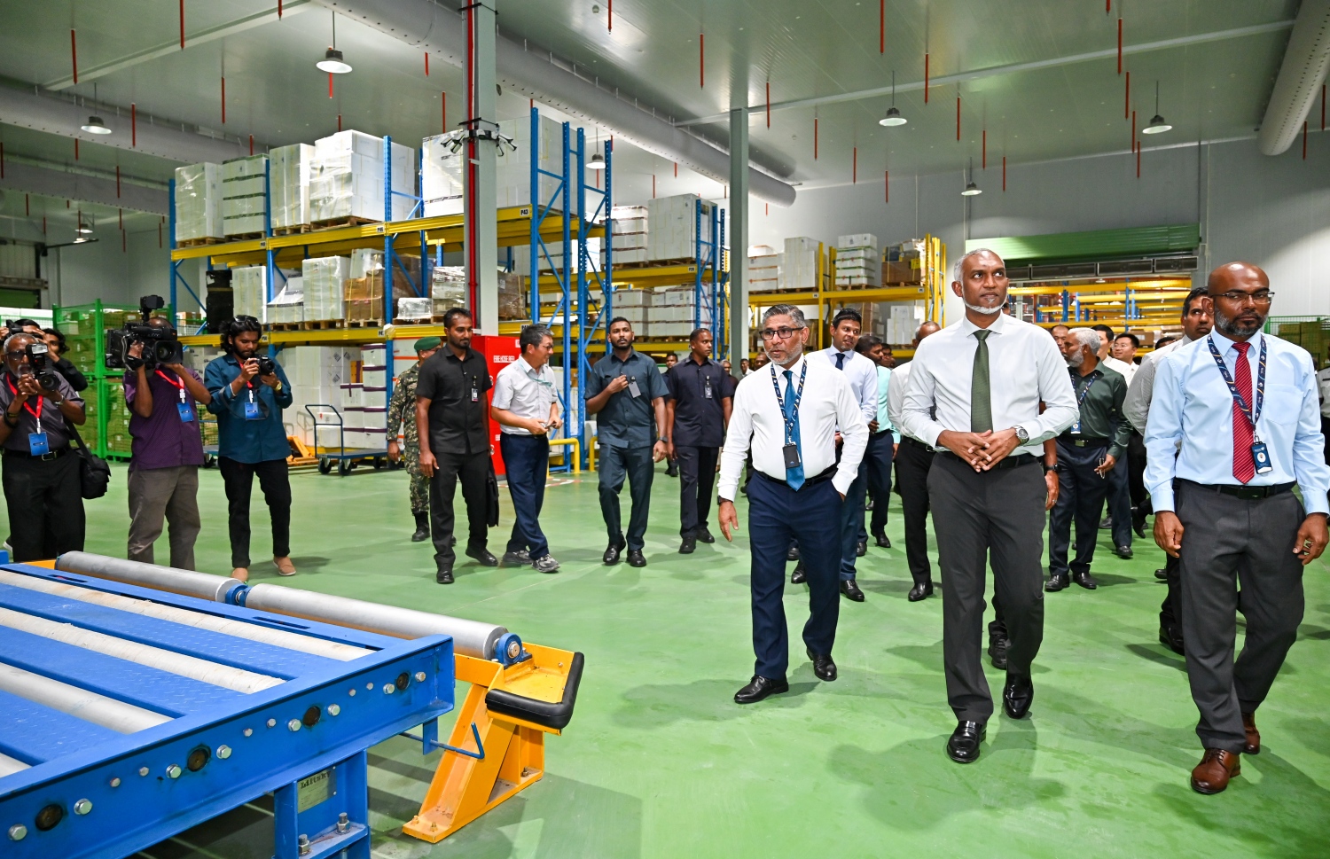 އާ ކާގޯ ޓާމިނަލް ހުޅުވައިދެއްވުމަށްފަހު ރައީސް ޑރ. މުހައްމަދު މުއިއްޒު އެ ތަން ބައްލަވާލަނީ -- ފޮޓޯ: ނިޝާން އަލީ/ މިހާރު