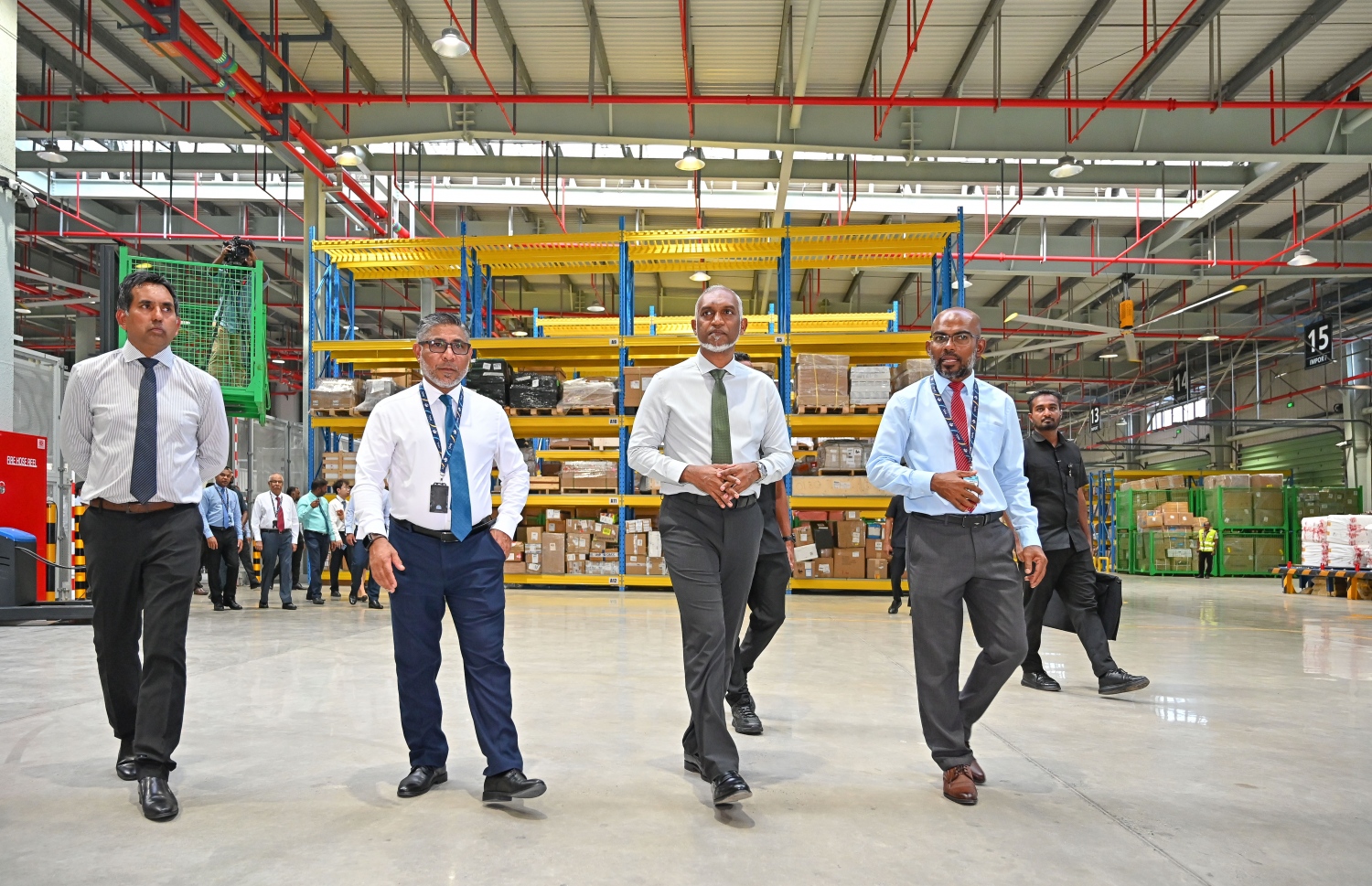 އާ ކާގޯ ޓާމިނަލް ހުޅުވައިދެއްވުމަށްފަހު ރައީސް ޑރ. މުހައްމަދު މުއިއްޒު އެ ތަން ބައްލަވާލަނީ -- ފޮޓޯ: ނިޝާން އަލީ/ މިހާރު