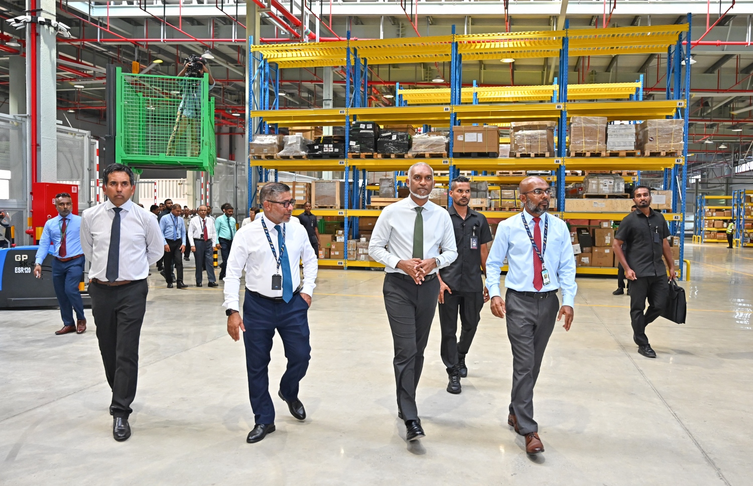 އާ ކާގޯ ޓާމިނަލް ހުޅުވައިދެއްވުމަށްފަހު ރައީސް ޑރ. މުހައްމަދު މުއިއްޒު އެ ތަން ބައްލަވާލަނީ -- ފޮޓޯ: ނިޝާން އަލީ/ މިހާރު