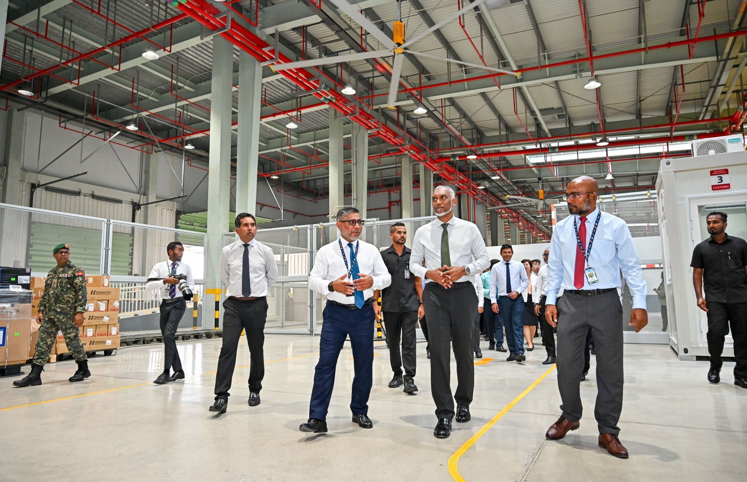 އާ ކާގޯ ޓާމިނަލް ހުޅުވައިދެއްވުމަށްފަހު ރައީސް ޑރ. މުހައްމަދު މުއިއްޒު އެ ތަން ބައްލަވާލަނީ -- ފޮޓޯ: ނިޝާން އަލީ/ މިހާރު