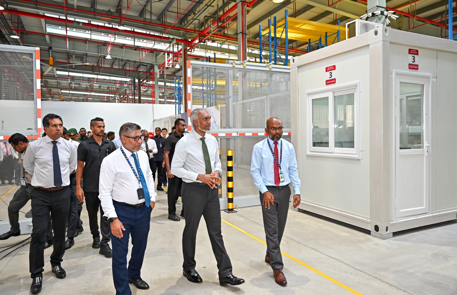 އާ ކާގޯ ޓާމިނަލް ހުޅުވައިދެއްވުމަށްފަހު ރައީސް ޑރ. މުހައްމަދު މުއިއްޒު އެ ތަން ބައްލަވާލަނީ -- ފޮޓޯ: ނިޝާން އަލީ/ މިހާރު