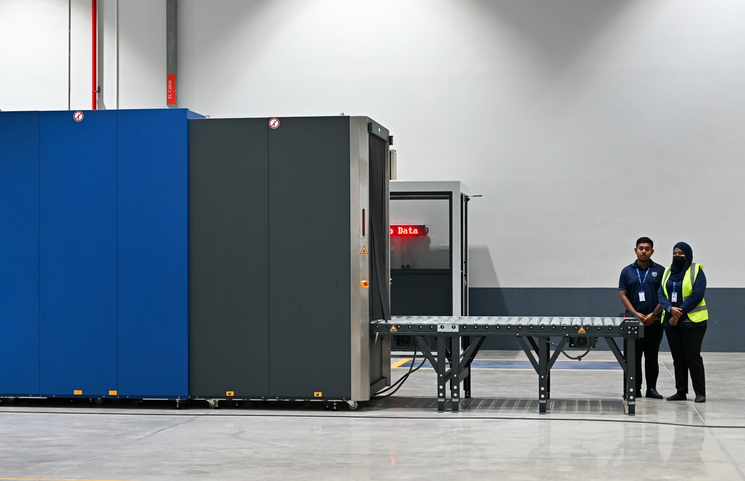 އާ ކާގޯ ޓާމިނަލް އިމާރާތް، އަލަށް ހުޅުވި ކާގޯ ޓާމިނަލްގައި މުވައްޒަފުންނާއި ކާގޯގެ ހިދުމަތް ހޯދާ ފަރާތްތަކަށް ހާއްސަކޮށް ތިން ބުރީގެ އޮފީސް އިމާރާތެއް ހަދާފައިވާއިރު، މި ތަނުގައި އެއާލައިން ކާގޯ އަދި ކާގޯ ބްރޯކަރުނަށް ހާއްސަ 55 އޮފީސް ވަނީ ގާއިމް ކޮށްފައި-- ފޮޓޯ: ނިޝާން އަލީ/ މިހާރު