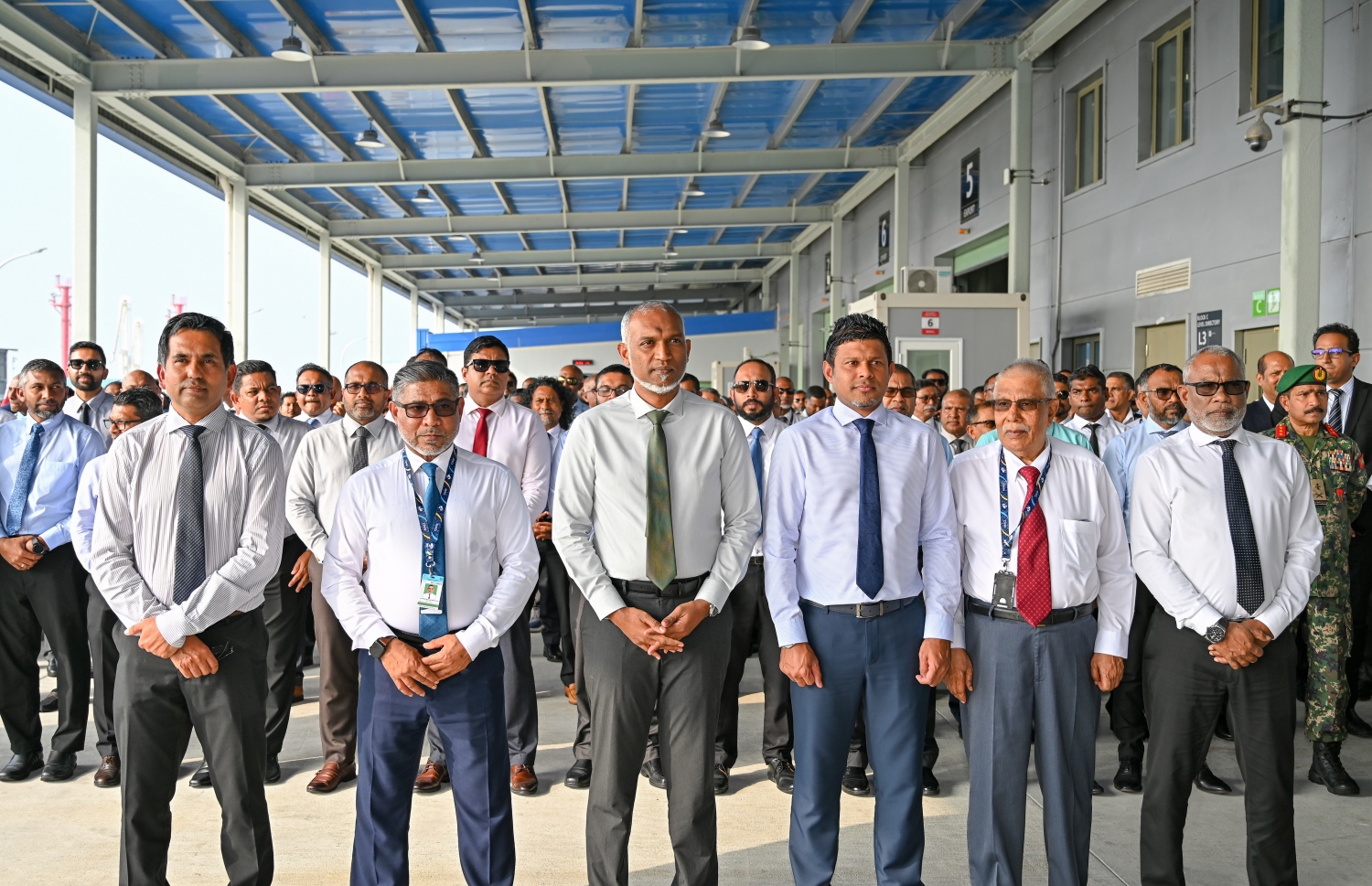 ވެލާނާ އިންޓަނޭޝަނަލް އެއާޕޯޓުގައި ތަރައްގީކުރި އާ ކާގޯ ޓާމިނަލް ހުޅުވުމަށް ބޭއްވި ރަސްމިއްޔާތުގައި ރައީސް ޑރ. މުހައްމަދު މުއިއްޒު އާއި ނައިބު ރައީސް ހުސެއިން މުހައްމަދު ލަތީފްގެ އިތުރުން ސަރުކާރާއި އެއާޕޯޓުގެ ބައެއް އިސްވެރިން ބައިވެރިވެވަޑައިގަންނަވަނީ.-- ފޮޓޯ: ނިޝާން އަލީ | މިހާރު