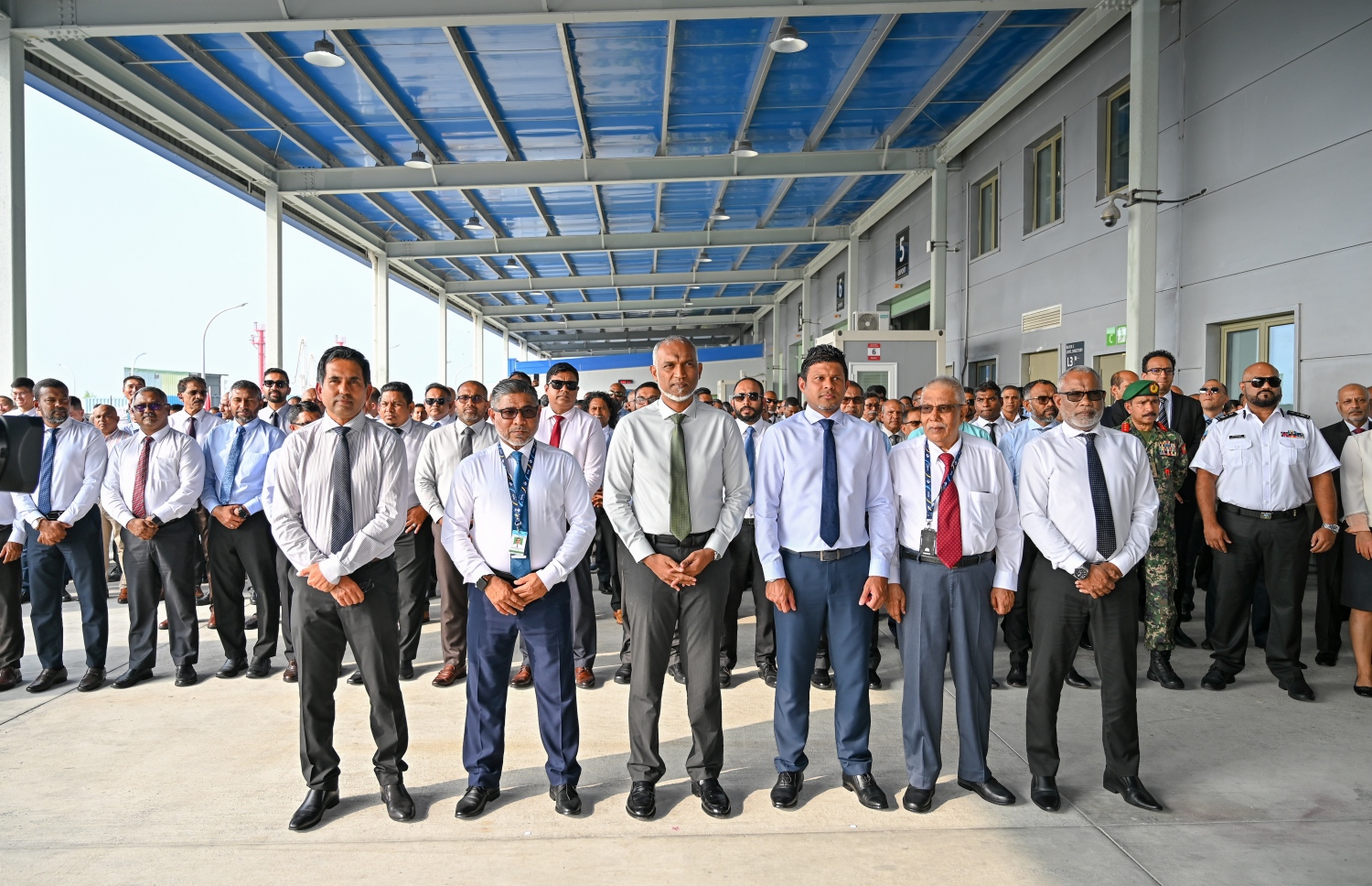 ވެލާނާ އިންޓަނޭޝަނަލް އެއާޕޯޓުގައި ތަރައްގީކުރި އާ ކާގޯ ޓާމިނަލް ހުޅުވުމަށް ބޭއްވި ރަސްމިއްޔާތުގައި ރައީސް ޑރ. މުހައްމަދު މުއިއްޒު އާއި ނައިބު ރައީސް ހުސެއިން މުހައްމަދު ލަތީފްގެ އިތުރުން ސަރުކާރާއި އެއާޕޯޓުގެ ބައެއް އިސްވެރިން ބައިވެރިވެވަޑައިގަންނަވަނީ.-- ފޮޓޯ: ނިޝާން އަލީ | މިހާރު